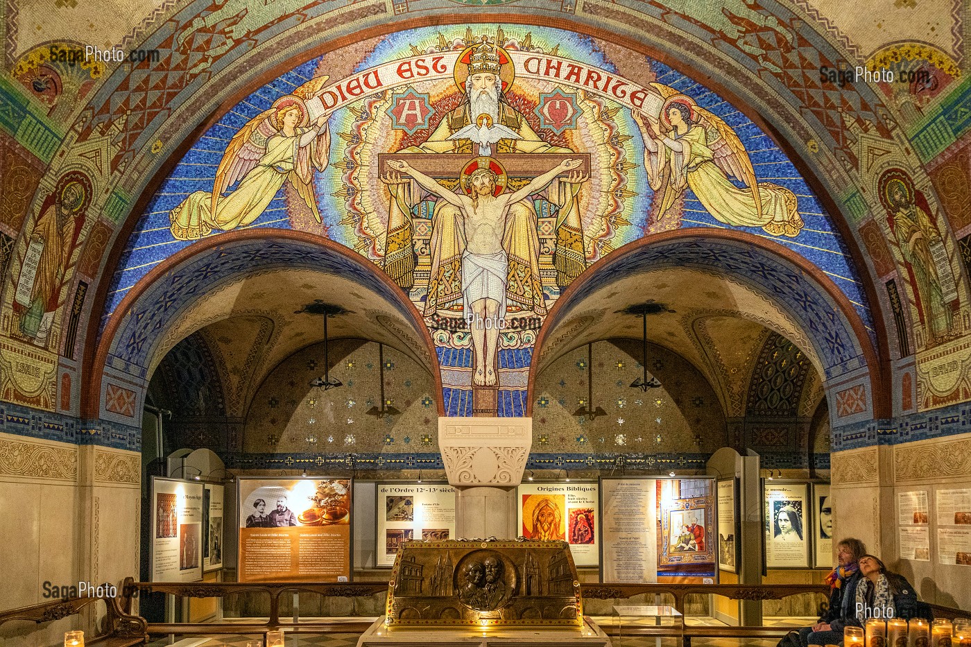 CRYPTE DE LA BASILIQUE SAINTE-THERESE DE LISIEUX, DEDIEE A SAINT-LOUIS ET ZELIE MARTIN, LES PARENTS DE LA SAINTE, HAUT-LIEU DE PELERINAGE, LISIEUX, PAYS D'AUGE, NORMANDIE, FRANCE 