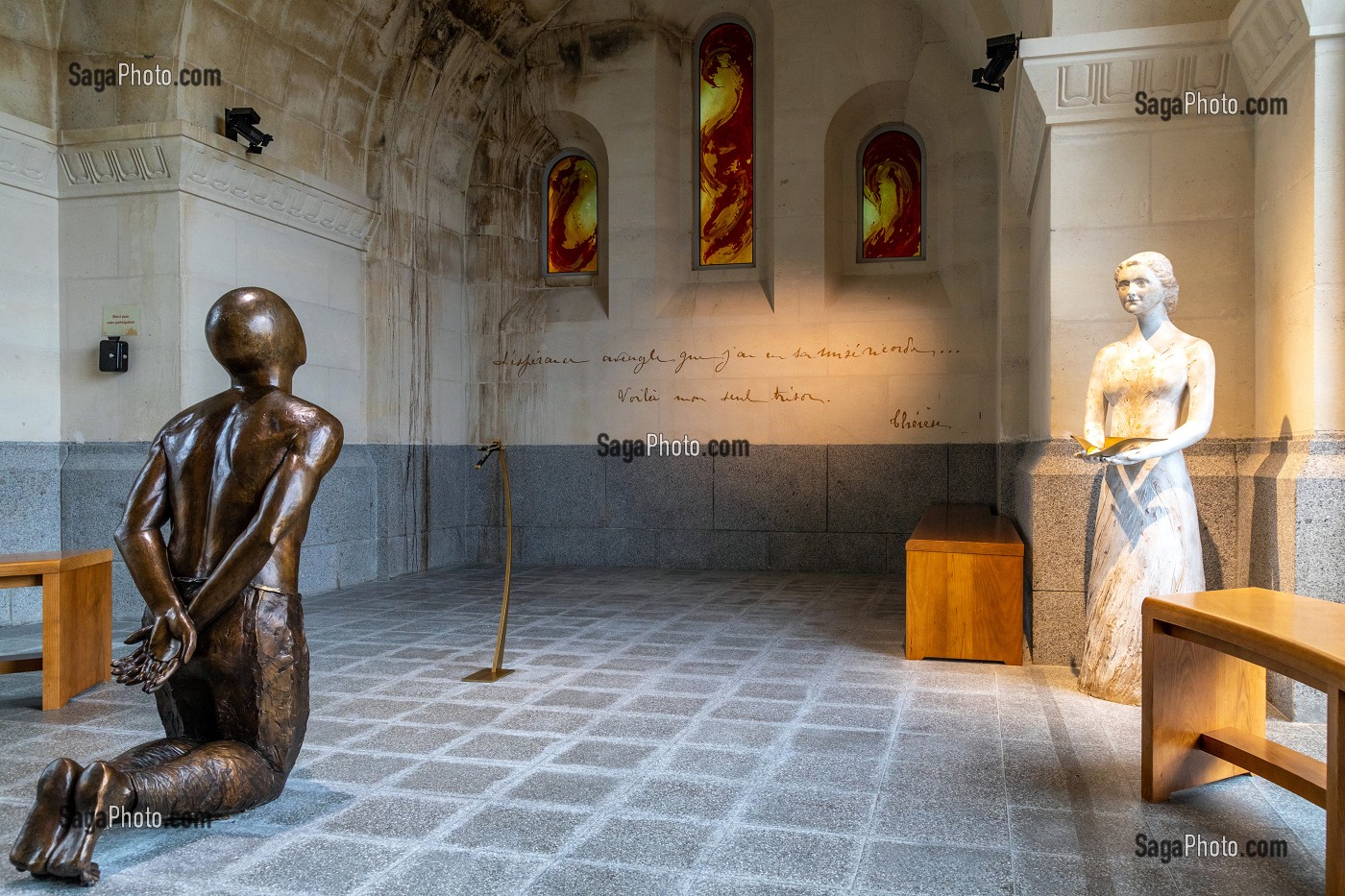 PRIERE A GENOUX, INTERIEUR DU CLOITRE DE LA MISERICORDE, BASILIQUE SAINTE-THERESE DE LISIEUX, HAUT-LIEU DE PELERINAGE, LISIEUX, PAYS D'AUGE, NORMANDIE, FRANCE 