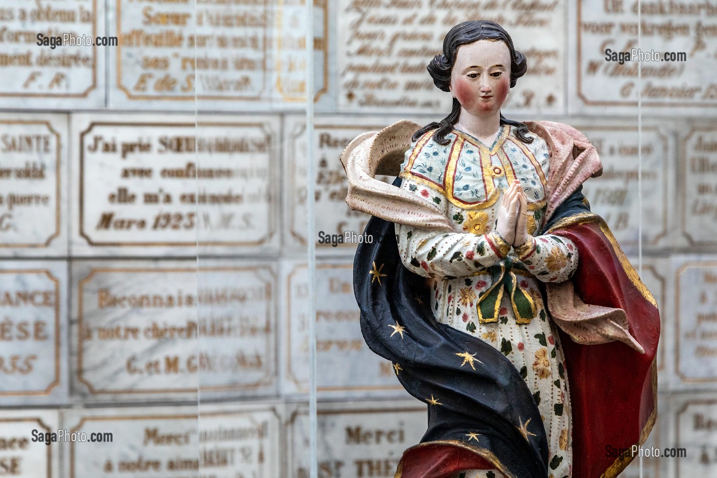 STATUE ET PLAQUES DE MARBRE POUR REMERCIER LA SAINTE, CHAPELLE DU CARMEL, SANCTUAIRE ET MEMORIAL DE SAINTE THERESE, LISIEUX, CALVADOS, NORMANDIE, FRANCE 