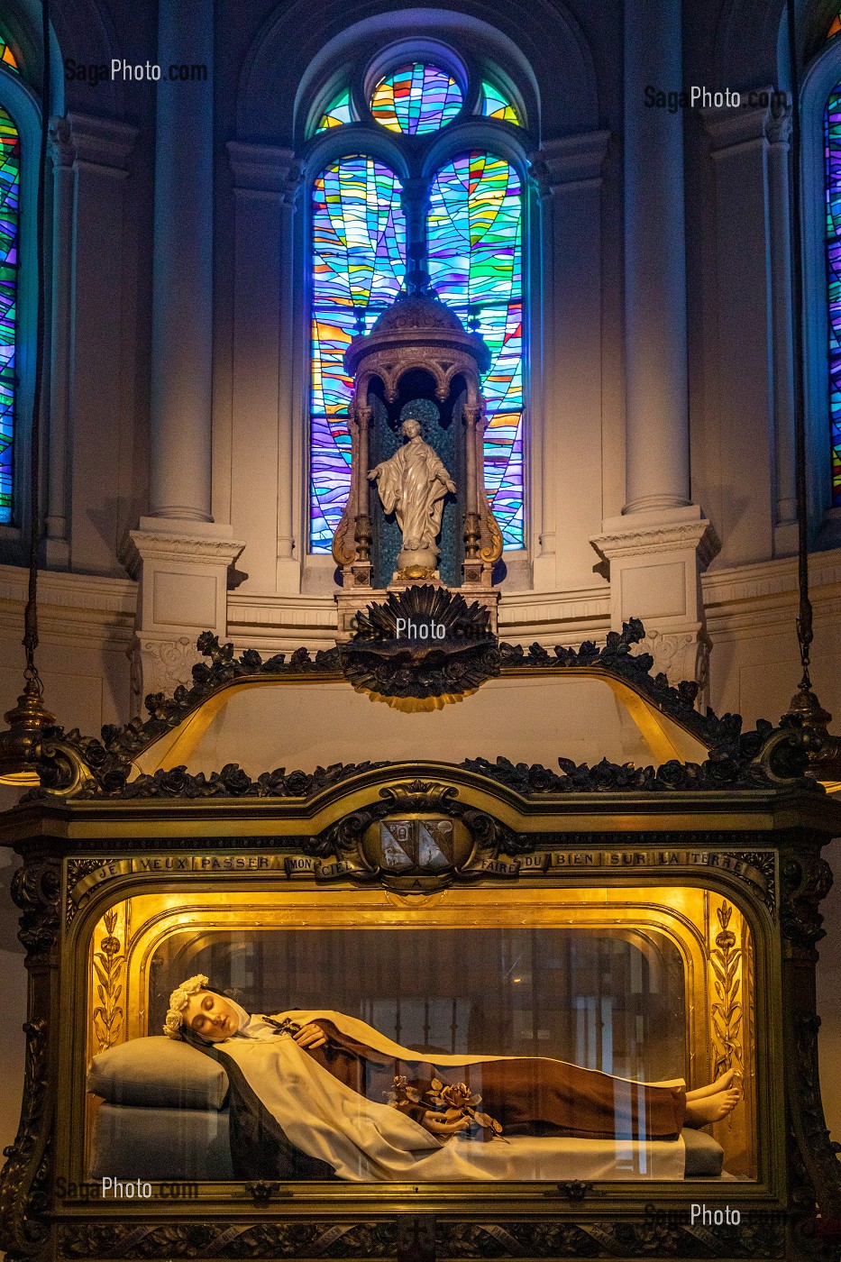 GISANT DE SAINTE-THERESE DE L'ENFANT-JESUS QUI CONSERVE LES RELIQUES  POUR LA PRIERE, CHAPELLE DU CARMEL, SANCTUAIRE ET MEMORIAL DE SAINTE THERESE, LISIEUX, CALVADOS, NORMANDIE, FRANCE 