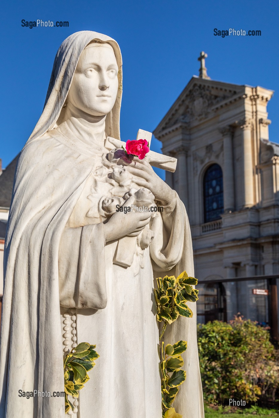 STATUE DE SAINTE-THERESE DE L'ENFANT-JESUS AVEC SA ROSE DEVANT LE CARMEL, LISIEUX, PAYS D'AUGE, NORMANDIE, FRANCE 