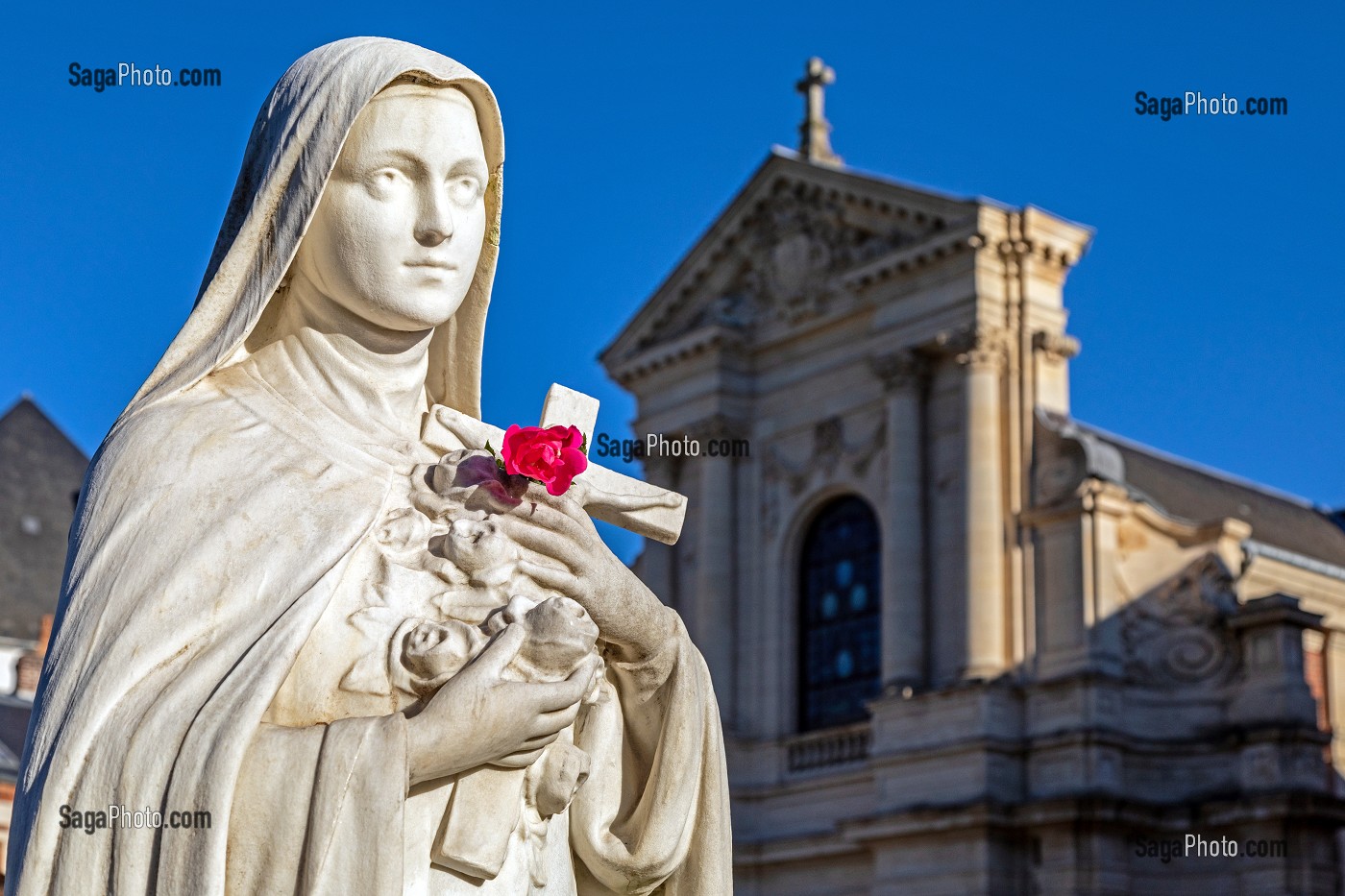 STATUE DE SAINTE-THERESE DE L'ENFANT-JESUS AVEC SA ROSE DEVANT LE CARMEL, LISIEUX, PAYS D'AUGE, NORMANDIE, FRANCE 