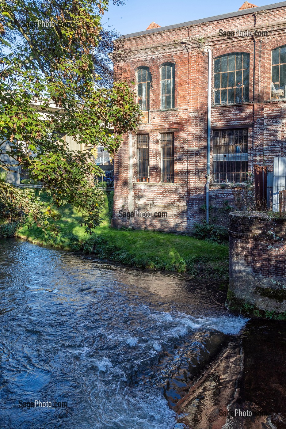 ANCIENNE USINE DE FILAGE TEXTILE SUR LES BORDS DE LA TOUQUES, LISIEUX, CALVADOS, NORMANDIE, FRANCE 