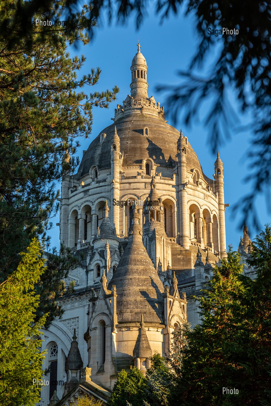 DOME DE 97 METRES, COUPOLE DE LA BASILIQUE SAINTE-THERESE DE LISIEUX, HAUT-LIEU DE PELERINAGE, LISIEUX, PAYS D'AUGE, NORMANDIE, FRANCE 