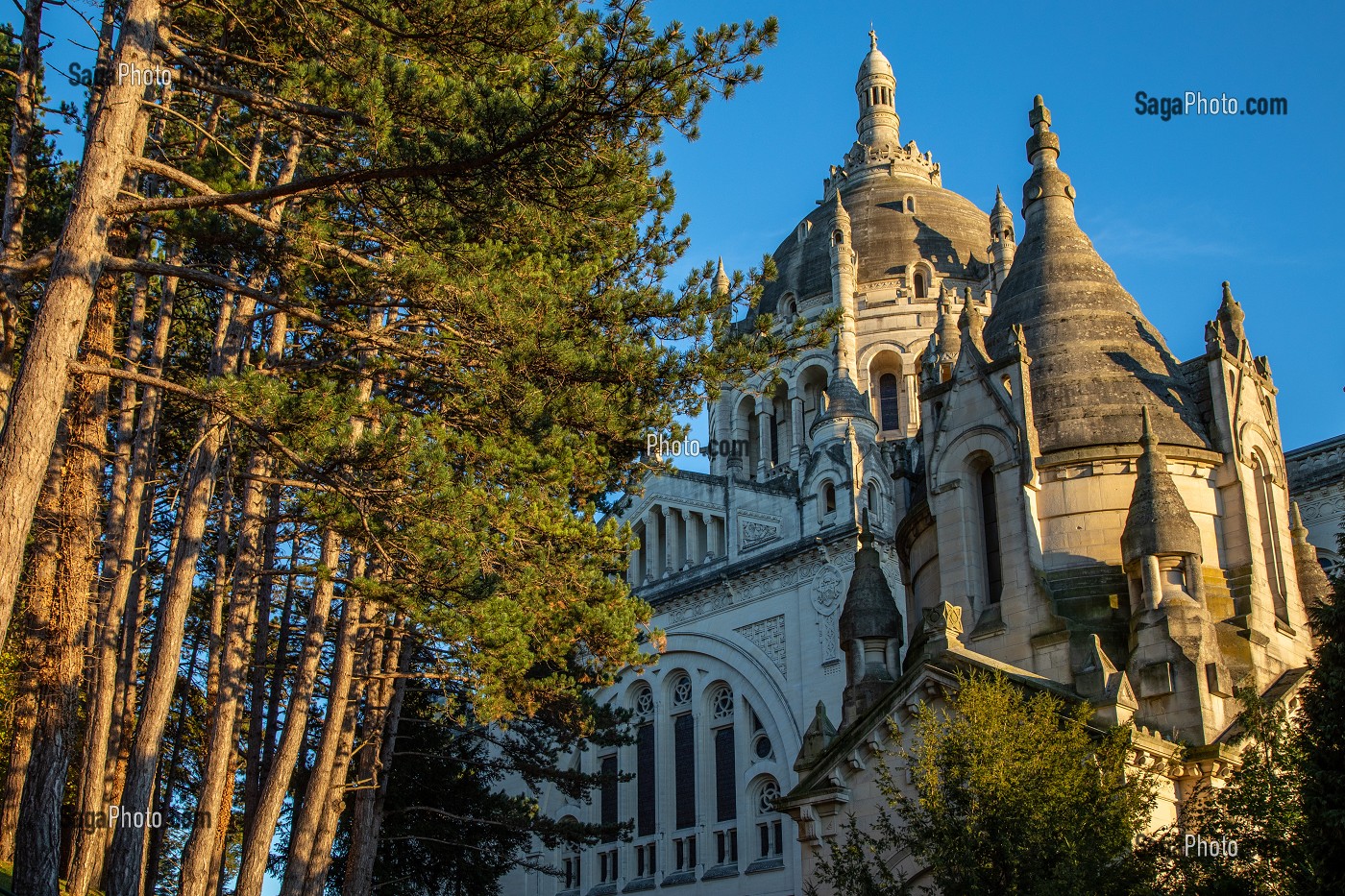 COUPOLE DE LA BASILIQUE SAINTE-THERESE DE LISIEUX, HAUT-LIEU DE PELERINAGE, LISIEUX, PAYS D'AUGE, NORMANDIE, FRANCE 