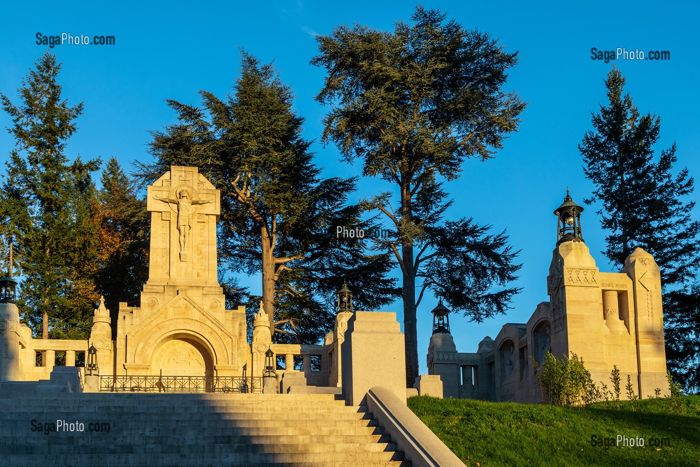 LE CHEMIN DE CROIX DE LA DE LA BASILIQUE SAINTE-THERESE DE LISIEUX, HAUT-LIEU DE PELERINAGE, LISIEUX, PAYS D'AUGE, NORMANDIE, FRANCE 