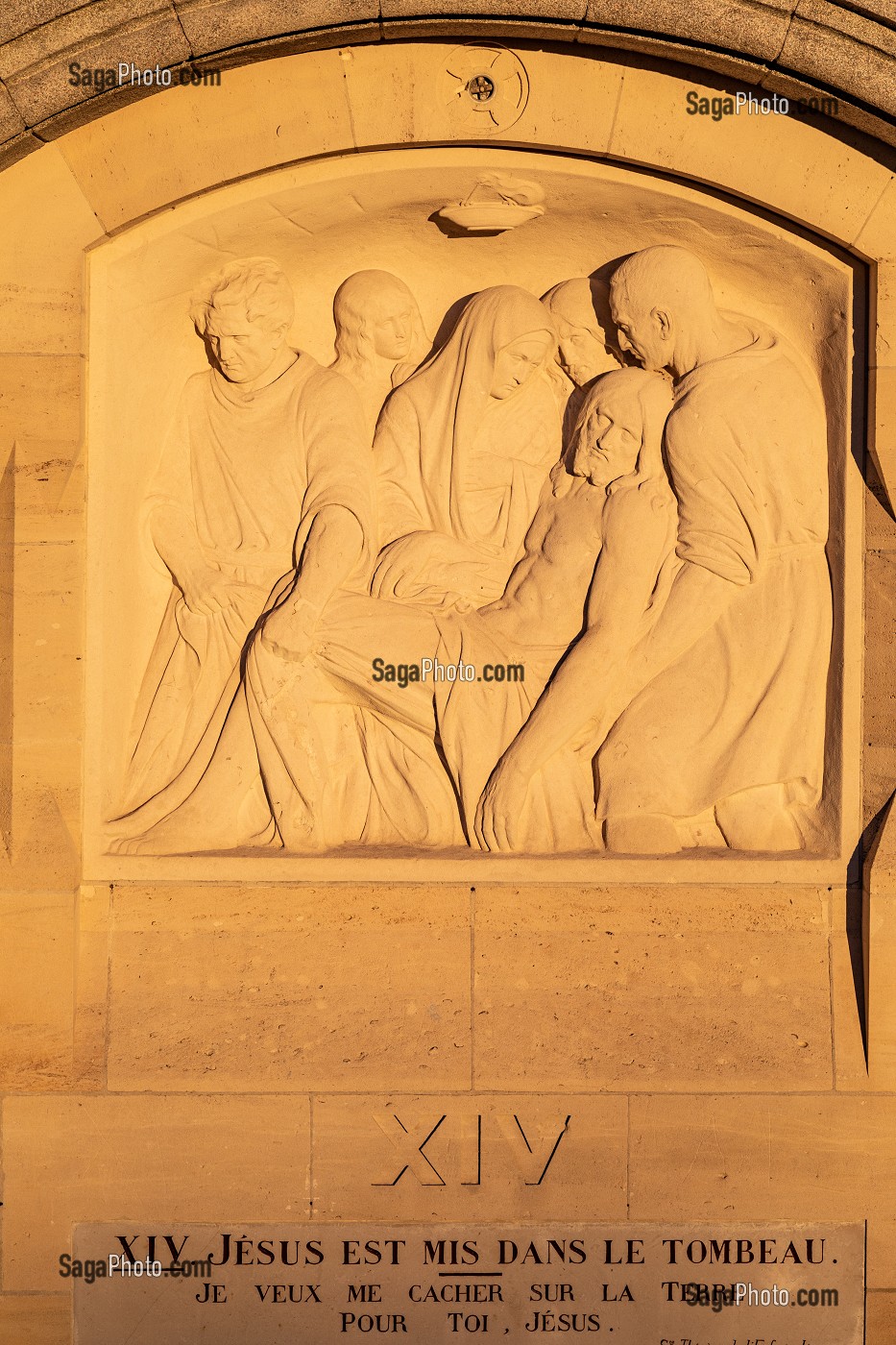 MISE AU TOMBEAU DE JESUS, LE CHEMIN DE CROIX DE LA BASILIQUE SAINTE-THERESE DE LISIEUX, HAUT-LIEU DE PELERINAGE, LISIEUX, PAYS D'AUGE, NORMANDIE, FRANCE 