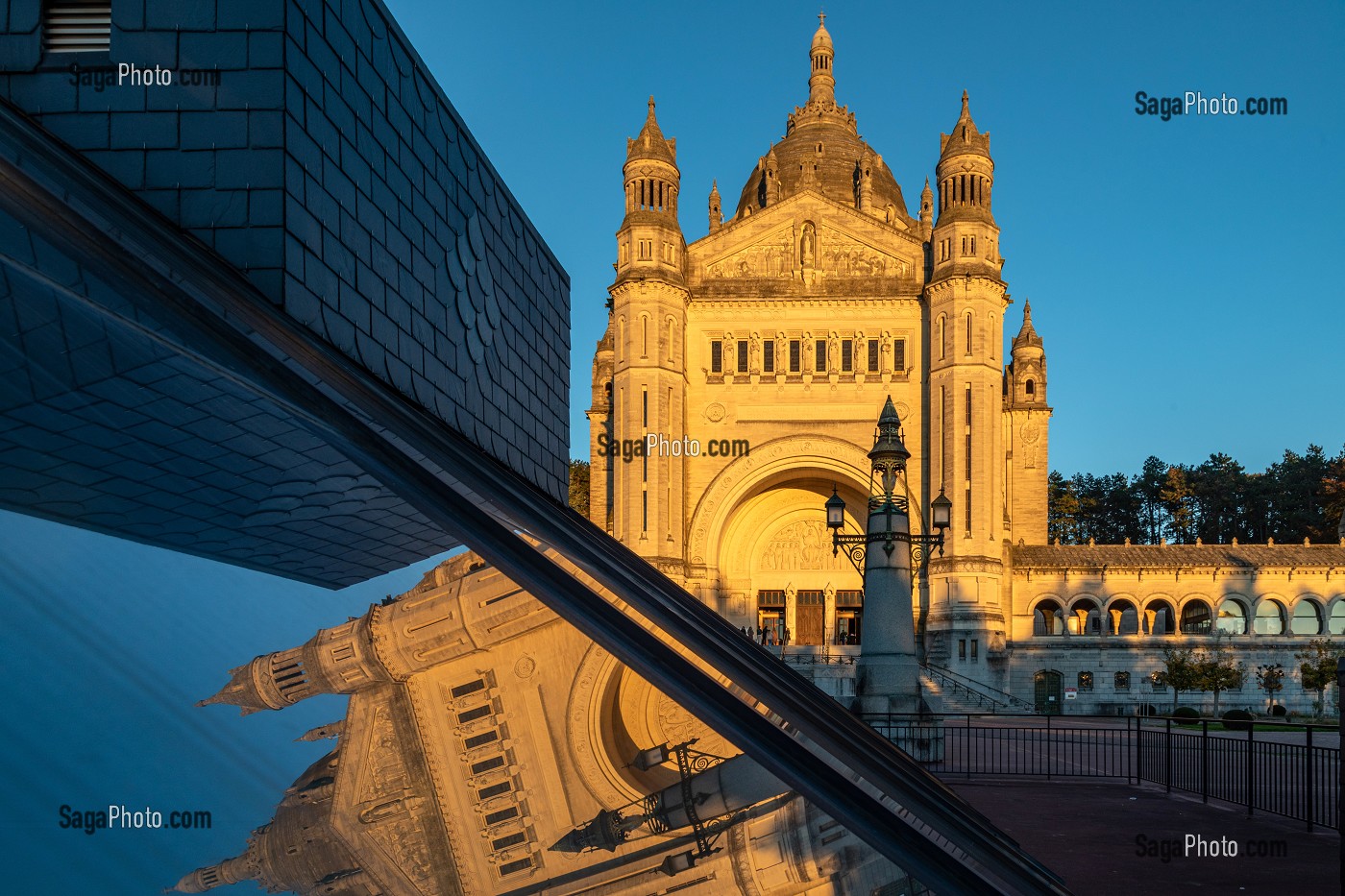 FACADE DE LA BASILIQUE SAINTE-THERESE DE LISIEUX, PLUS GRANDE BASILIQUE DE FRANCE ET HAUT-LIEU DE PELERINAGE, LISIEUX, PAYS D'AUGE, NORMANDIE, FRANCE 