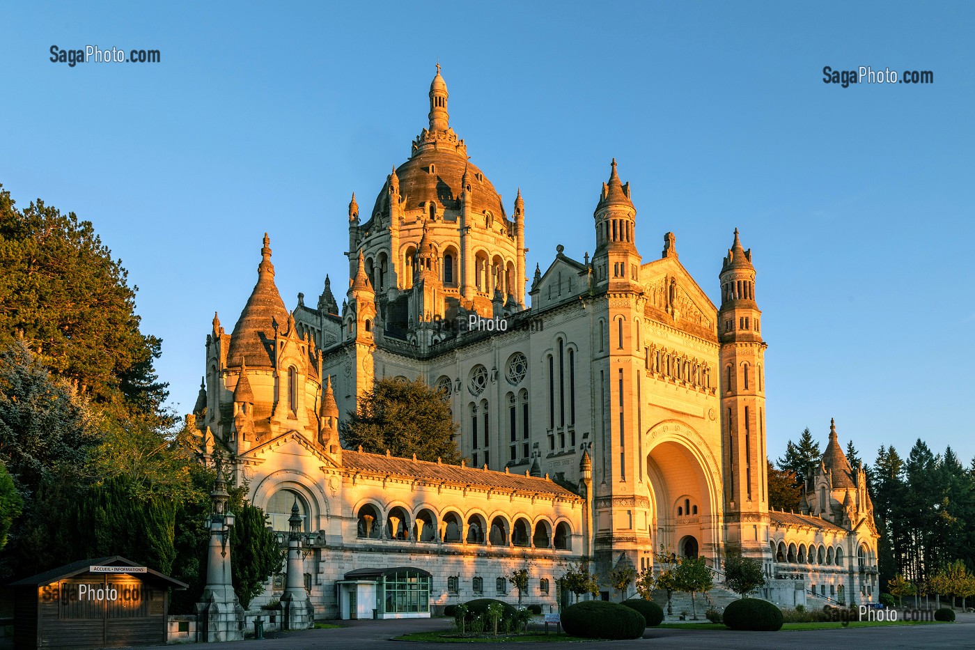 FACADE DE LA BASILIQUE SAINTE-THERESE DE LISIEUX, PLUS GRANDE BASILIQUE DE FRANCE ET HAUT-LIEU DE PELERINAGE, LISIEUX, PAYS D'AUGE, NORMANDIE, FRANCE 