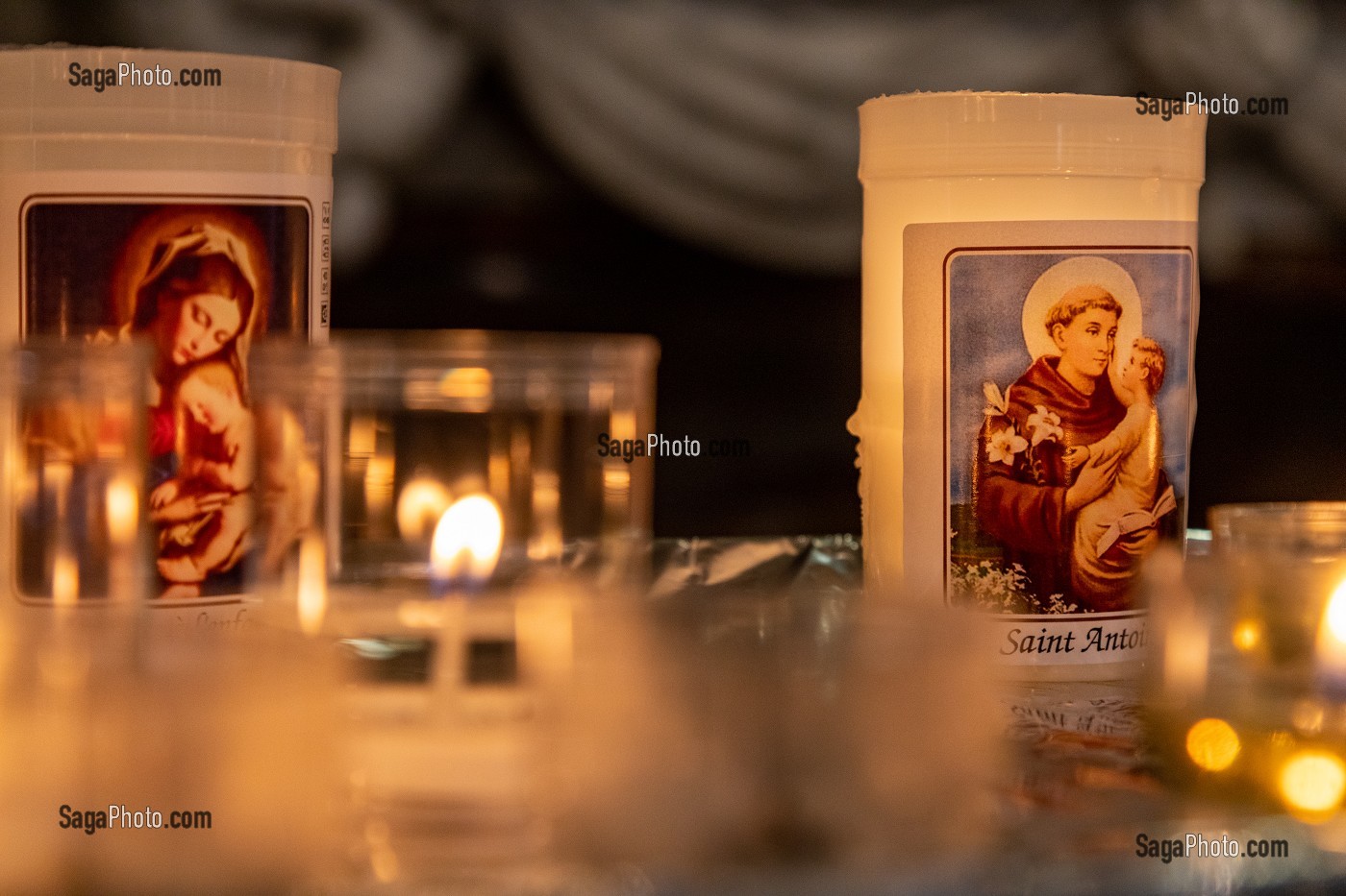 BOUGIES DE DEVOTION RELIGIEUSE AVEC IMAGES DE SAINT ANTOINE ET DE LA VIERGE MARIE, BASTIA