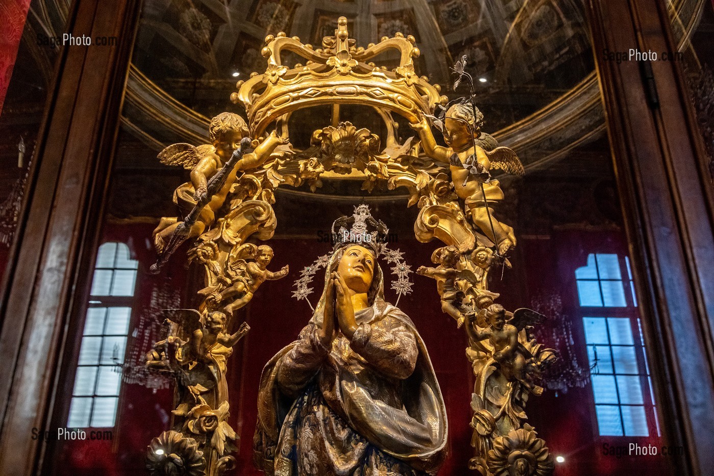 STATUE DOREE DE LA VIERGE MARIE SOUS UNE COURONNE ORNEMENTEE, BASTIA