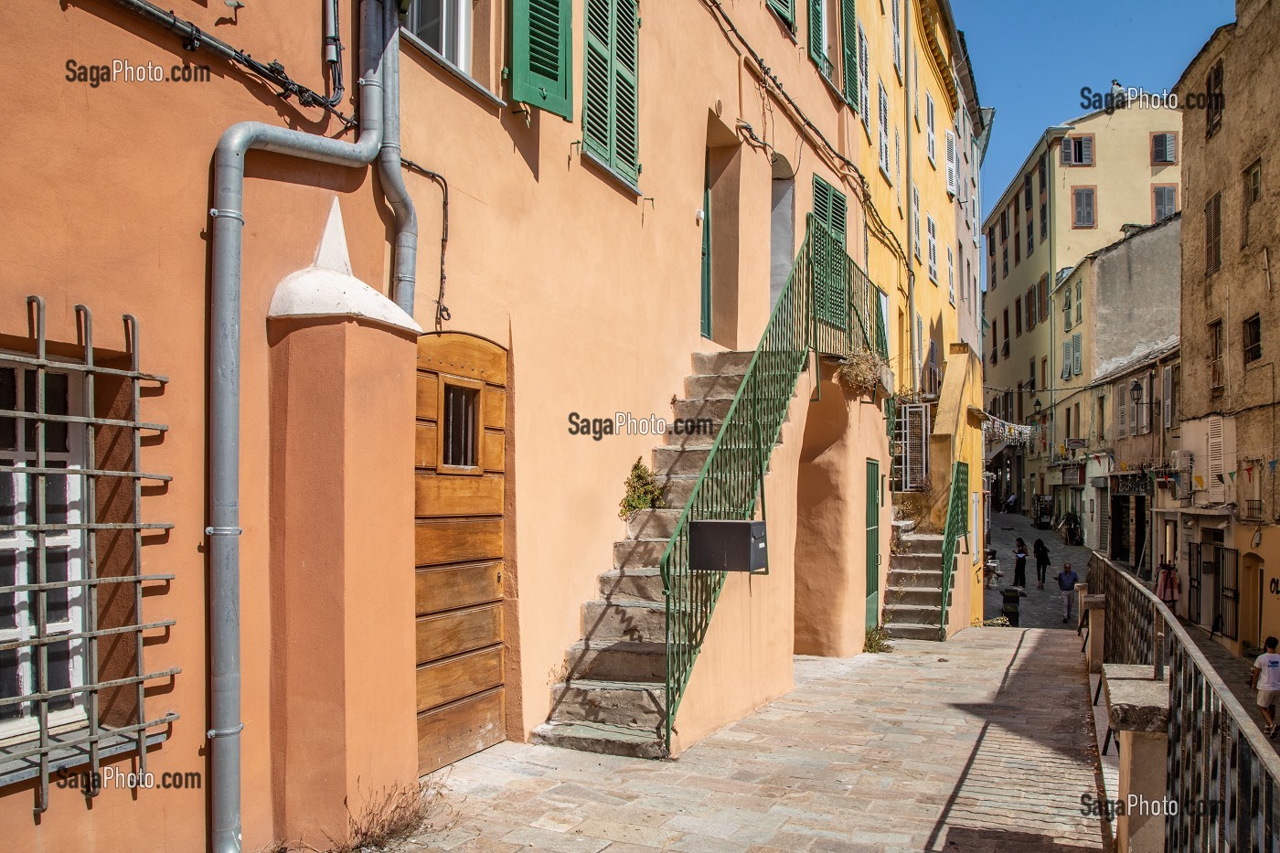 MAISONS COLOREES LE LONG D'UNE RUELLE DANS LA VIEILLE VILLE DE BASTIA