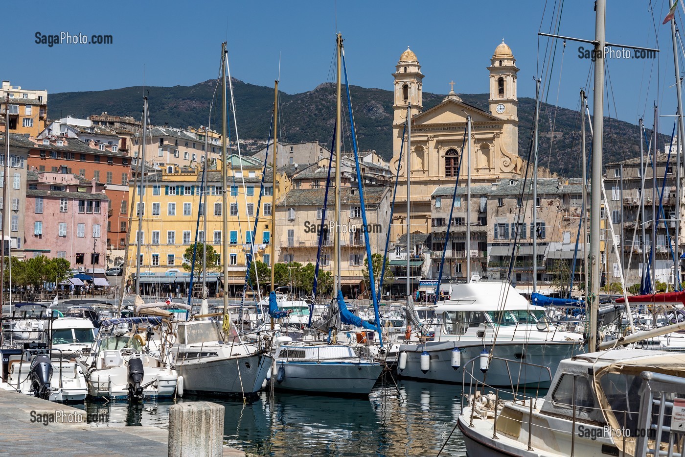 VOILIERS ET YACHTS AMARRES DANS LE VIEUX PORT DE BASTIA, CORSE