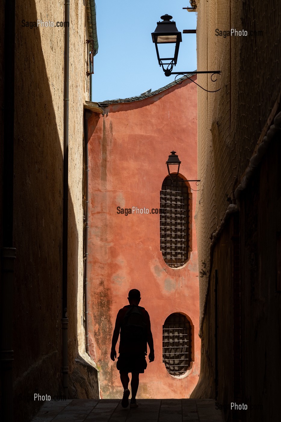 HOMME EN SILHOUETTE MARCHANT DANS UNE RUELLE ETROITE, BASTIA, CORSE