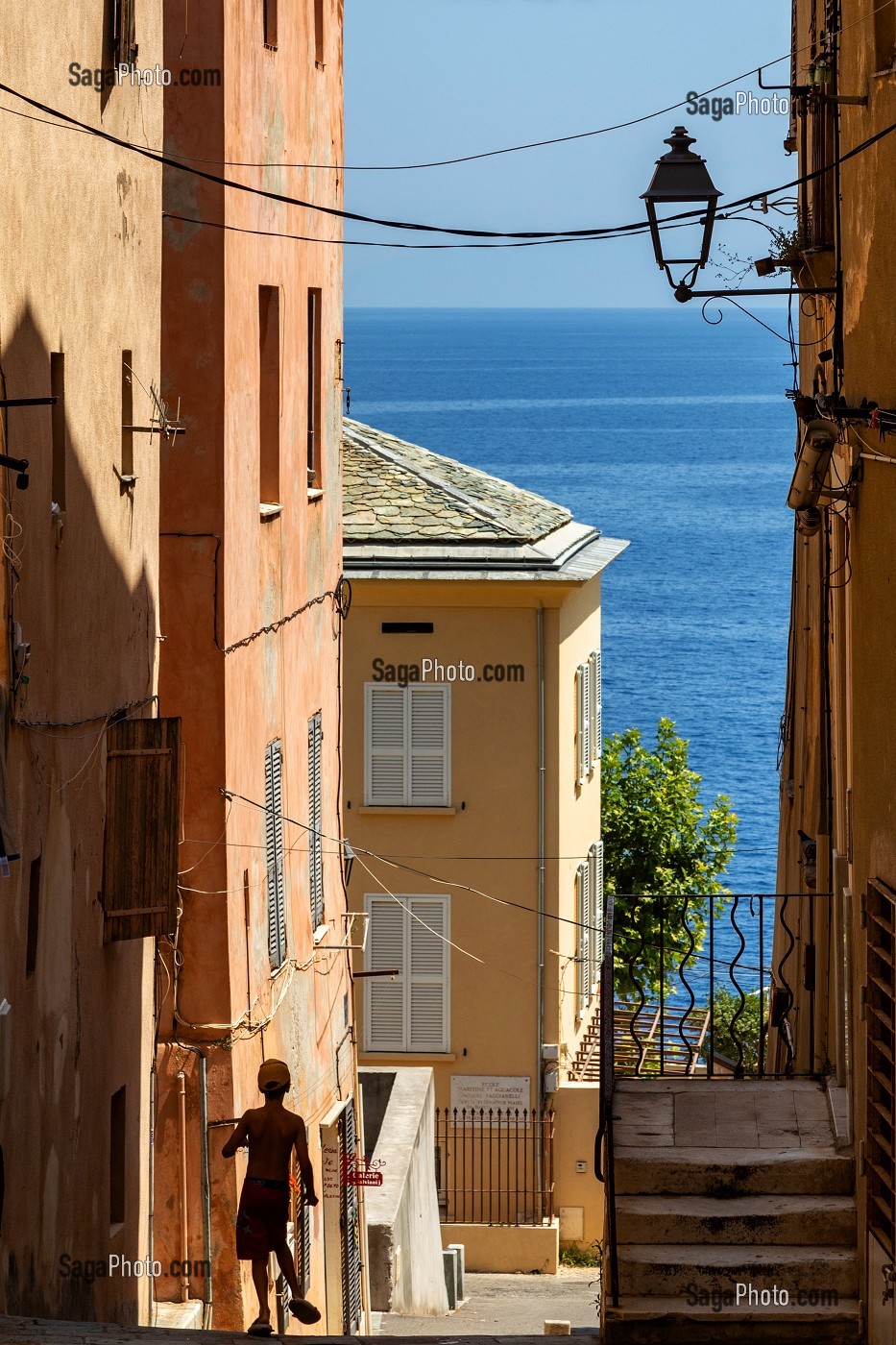 RUELLE DE LA CITADELLE DE BASTIA EN CORSE OUVRANT SUR LA MER MEDITERRANEE