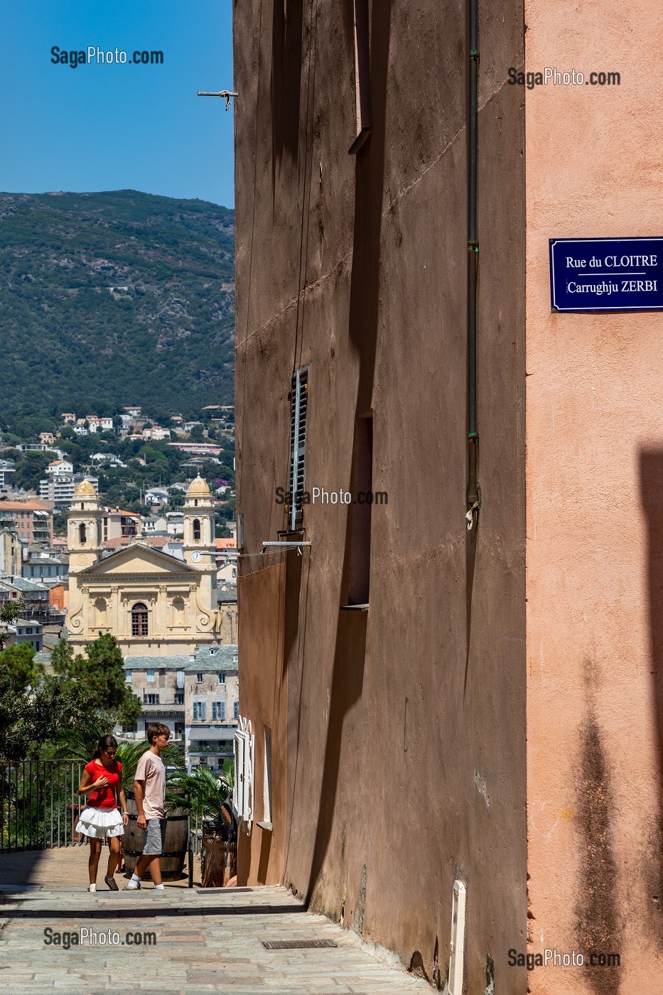 PANNEAU DE RUE BILINGUE ET VUE SUR UNE EGLISE DEPUIS UNE RUELLE DE BASTIA