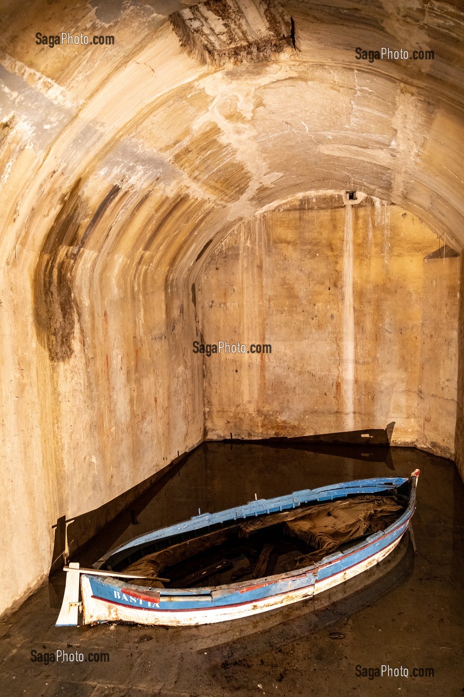 BARQUE TRADITIONNELLE CORSE DANS UNE CITERNE SOUTERRAINE AU MUSEE DE BASTIA