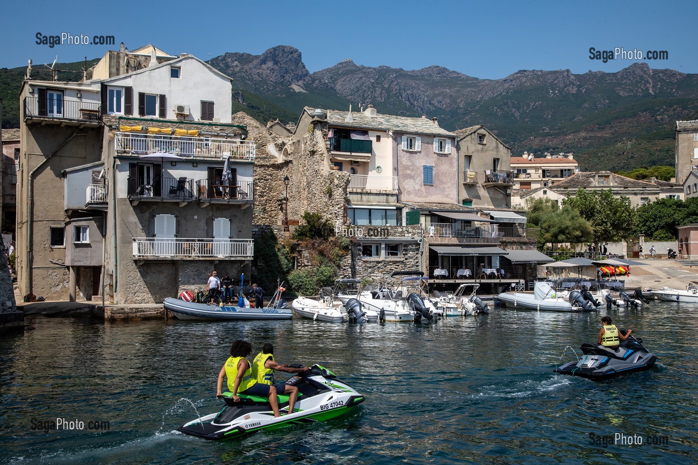 JET-SKIS LONGEANT LES VIEILLES MAISONS DU PORT DE ERBALUNGA, CORSE