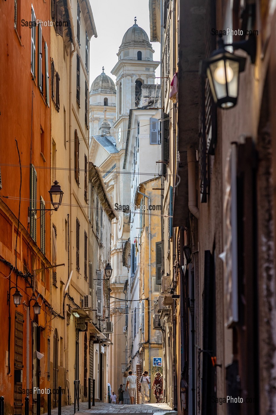 RUELLE ENCADREE DE BATIMENTS OCRE MENANT A UN CLOCHER, BASTIA, CORSE