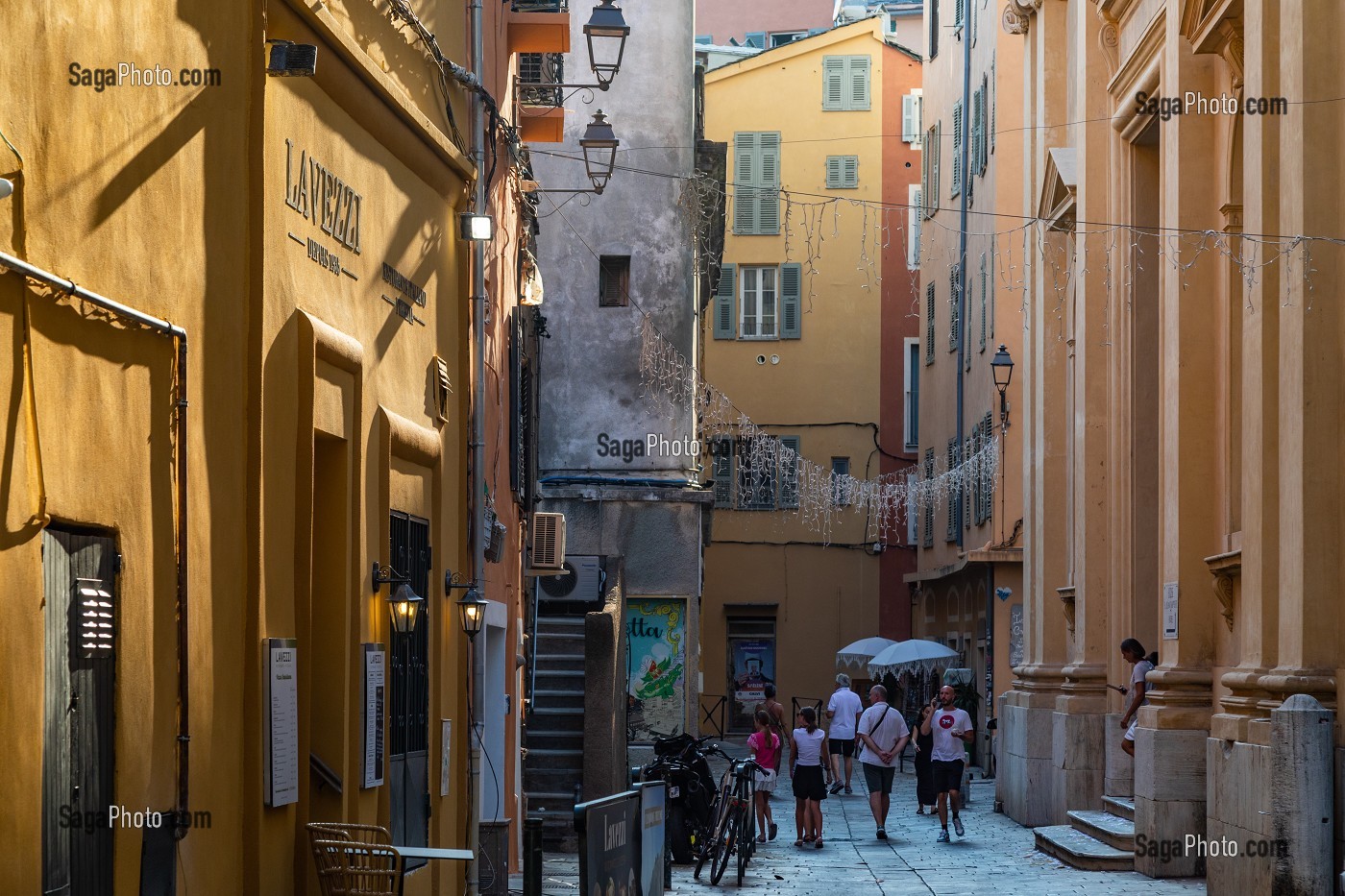 RUELLE AUX FACADES COLOREES DANS LA VIEILLE VILLE DE BASTIA, EGLISE SAINT JEAN-BAPTISTE, RUE SAINT-JEAN