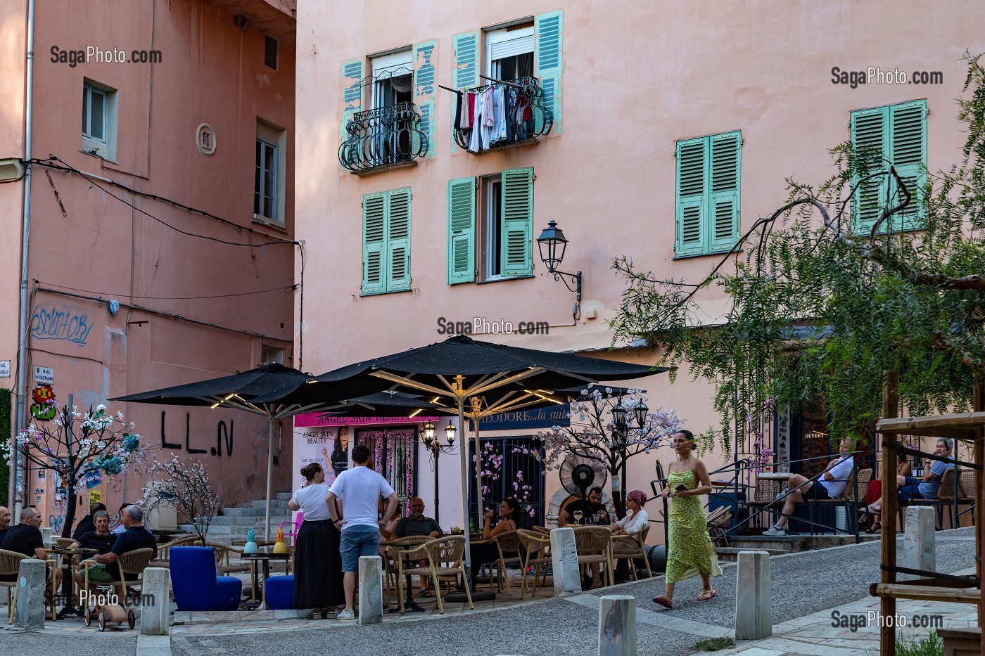 TERRASSE DE RESTAURANT ANIMEE DANS UNE RUE DE BASTIA