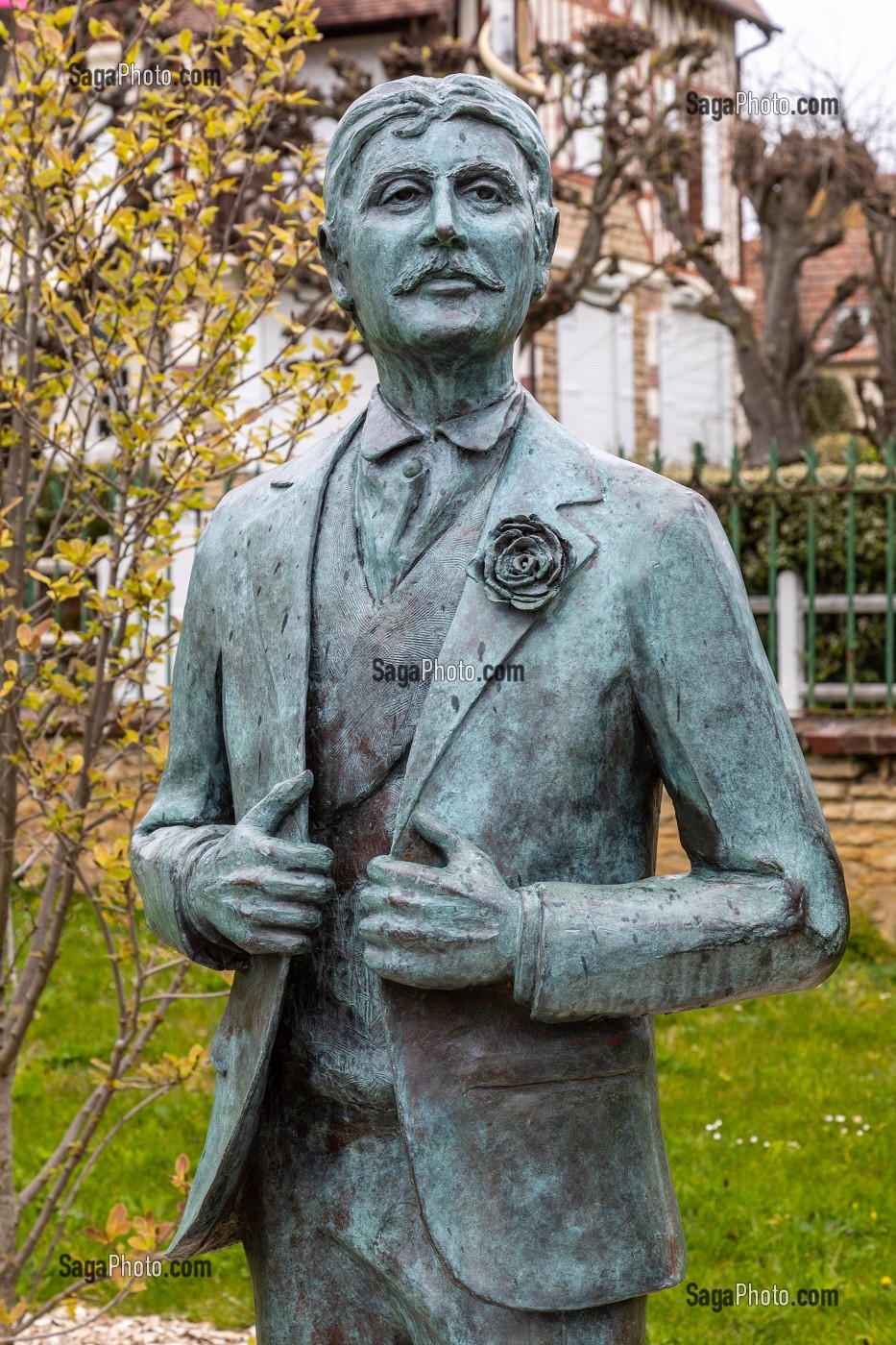 STATUE EN BRONZE DE MARCEL PROUST DANS LES JARDINS DE LA VILLA DU TEMPS RETROUVE A CABOURG