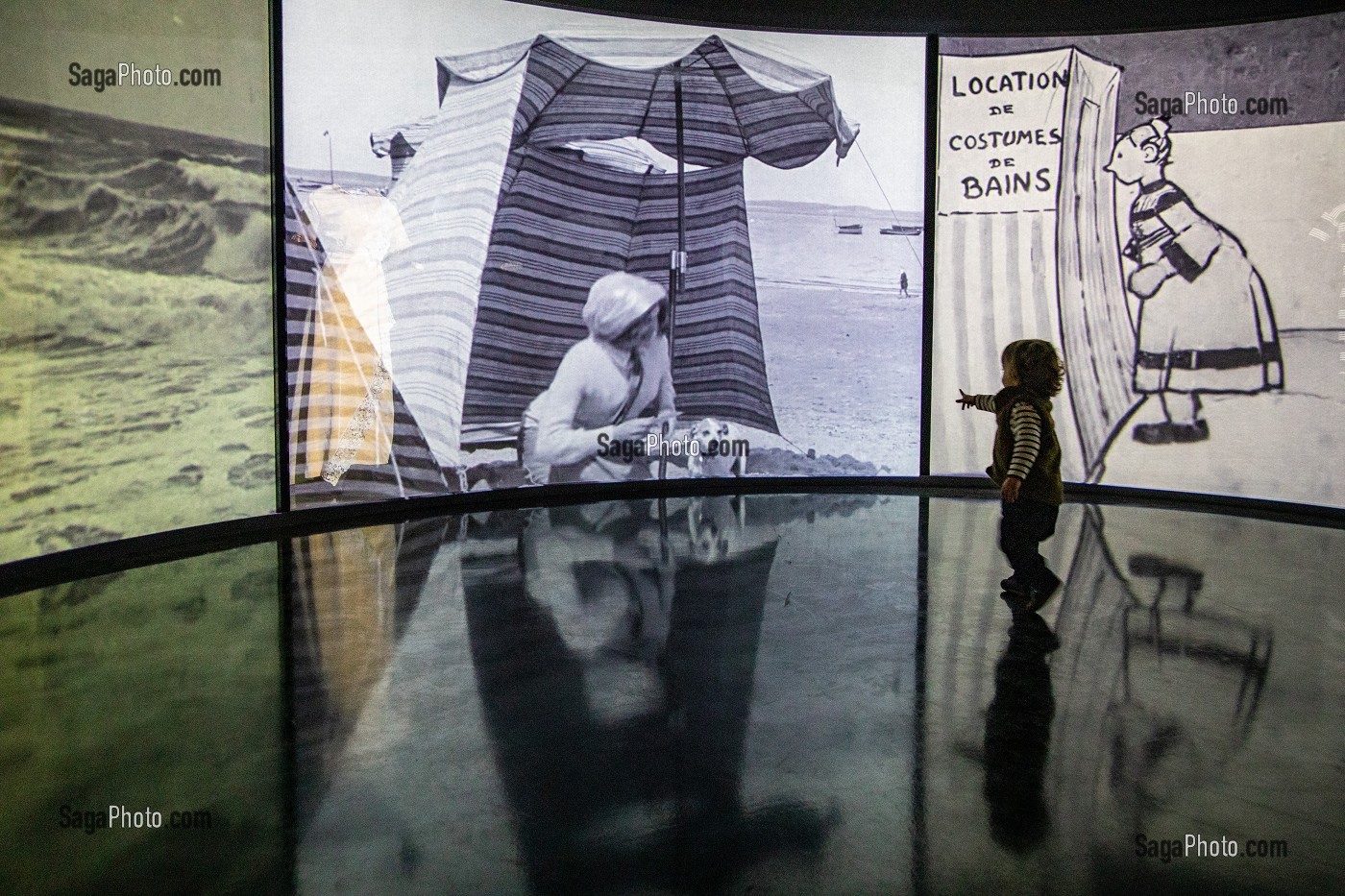 ENFANT OBSERVANT UNE PROJECTION IMMERSIVE A LA VILLA DU TEMPS RETROUVE A CABOURG