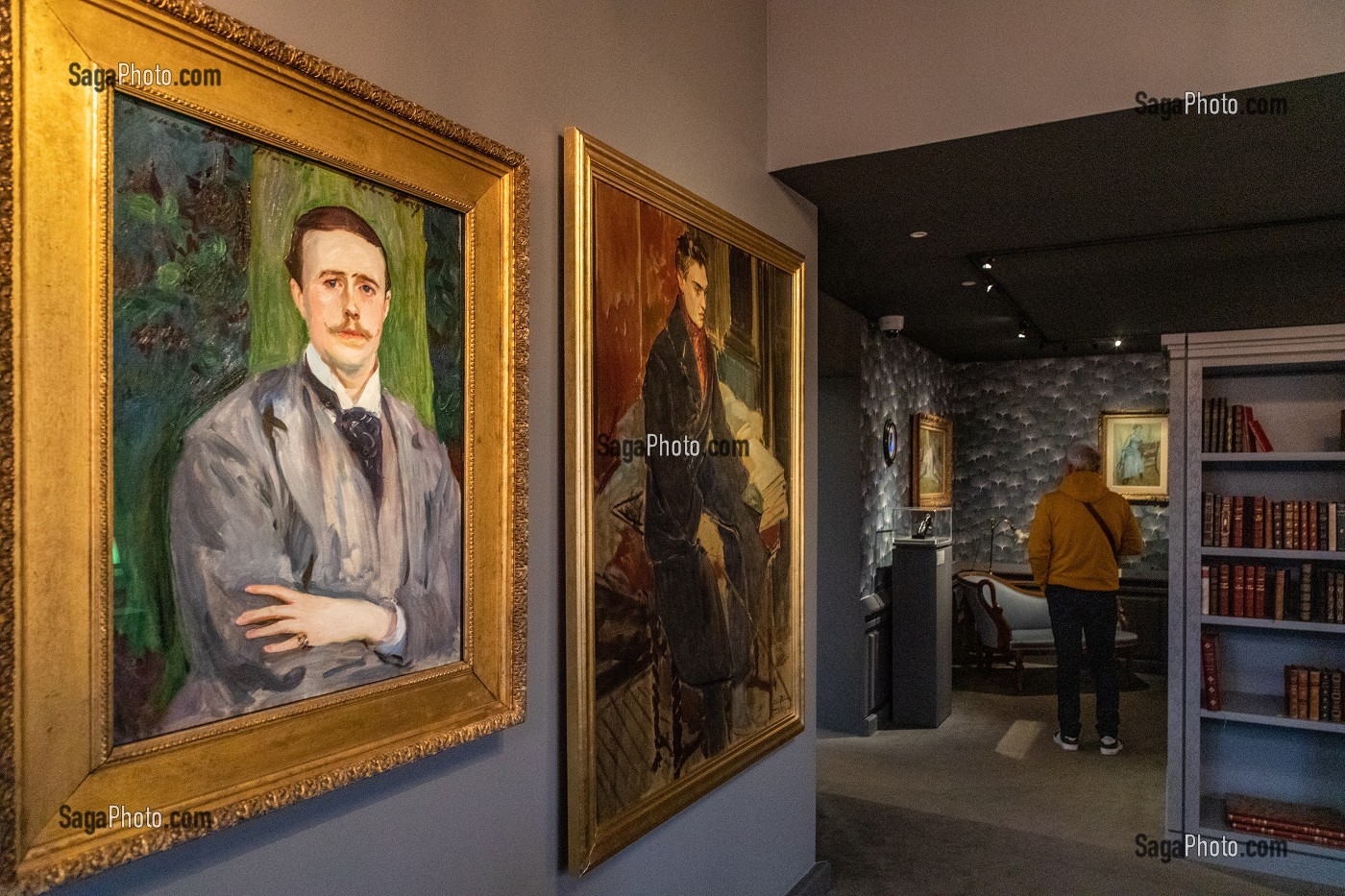 PORTRAITS PEINTS EXPOSES A LA VILLA DU TEMPS RETROUVE A CABOURG