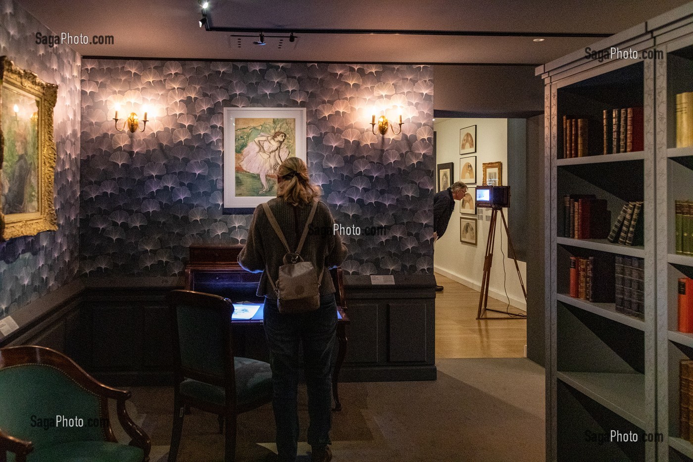 VISITEUSE OBSERVANT UNE OEUVRE A LA VILLA DU TEMPS RETROUVE A CABOURG