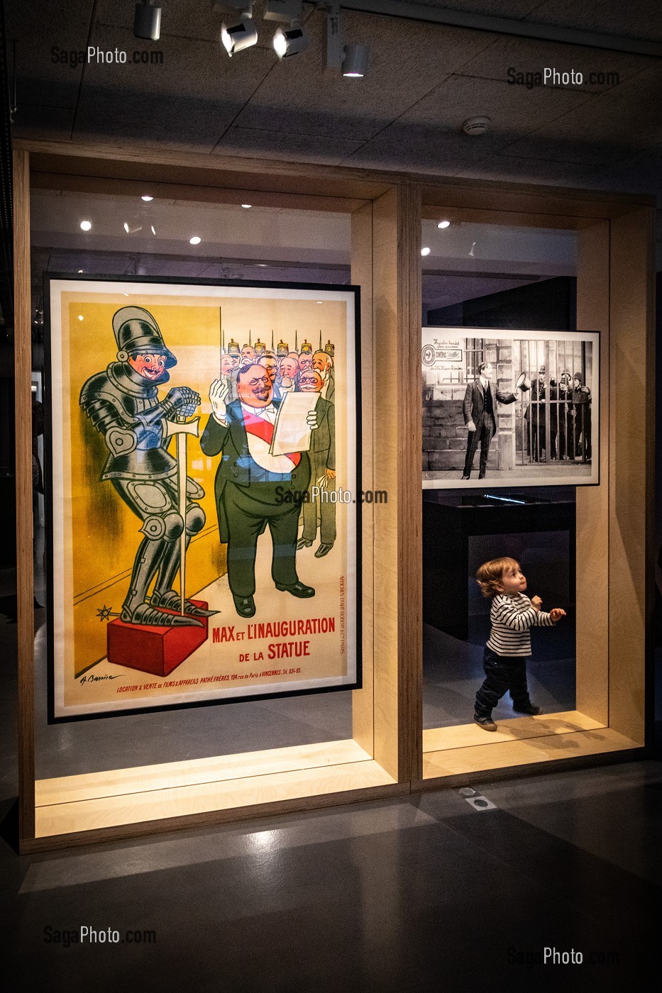 JEUNE ENFANT DEBOUT DANS UNE VITRINE D'EXPOSITION A LA VILLA DU TEMPS RETROUVE A CABOURG
