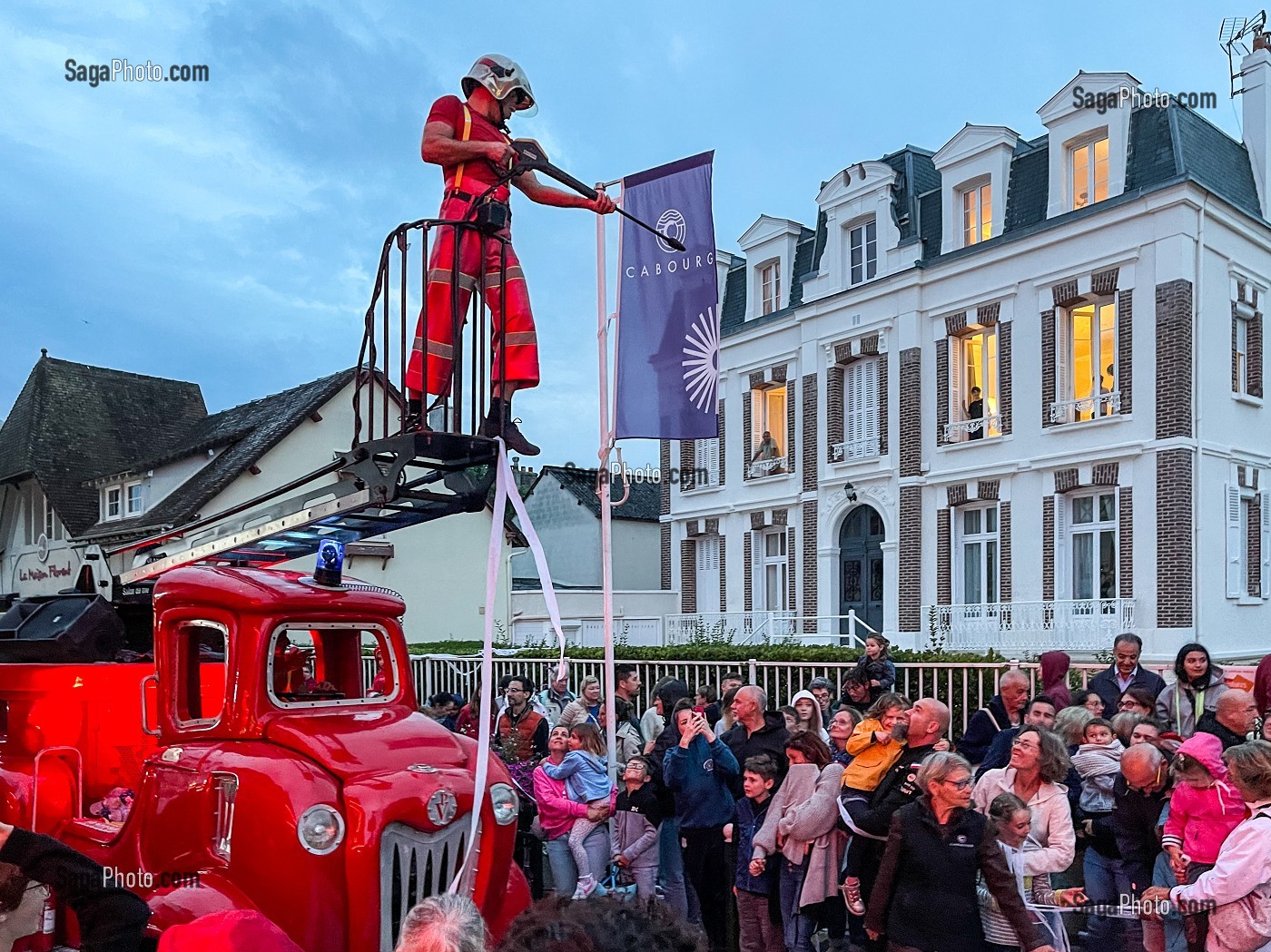 SPECTACLE DE RUE AVEC COMEDIEN POMPIER SUR CAMION ANCIEN A CABOURG