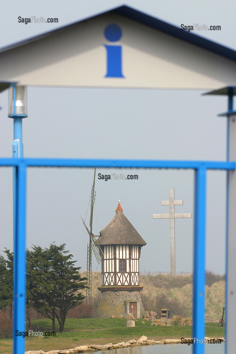 CROIX DE LORRAINE, ARRIVEE DU GENERAL DE GAULLE, COURSEULLES-SUR-MER, SITE DU DEBARQUEMENT DU 06 JUIN 1944, NORMANDIE, FRANCE 