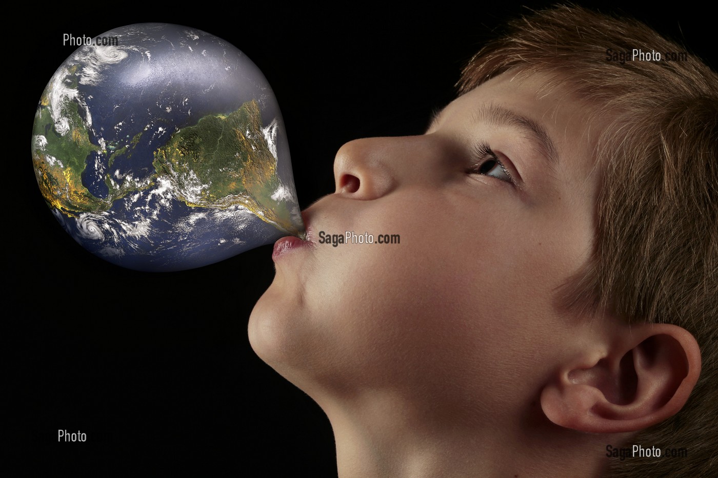 SECOND SOUFFLE, SOUFFLE D'UN ENFANT DANS UNE BULLE DE CHEWING GUM, ILLUSTRATION DE LA FRAGILITE DE LA PLANETE, EXPOSITION PHOTOGRAPHIQUE 'TERRE FRAGILE' MONTRANT L'IMPACT DE L'HOMME SUR LA PLANETE, FRANCE, MONDE 