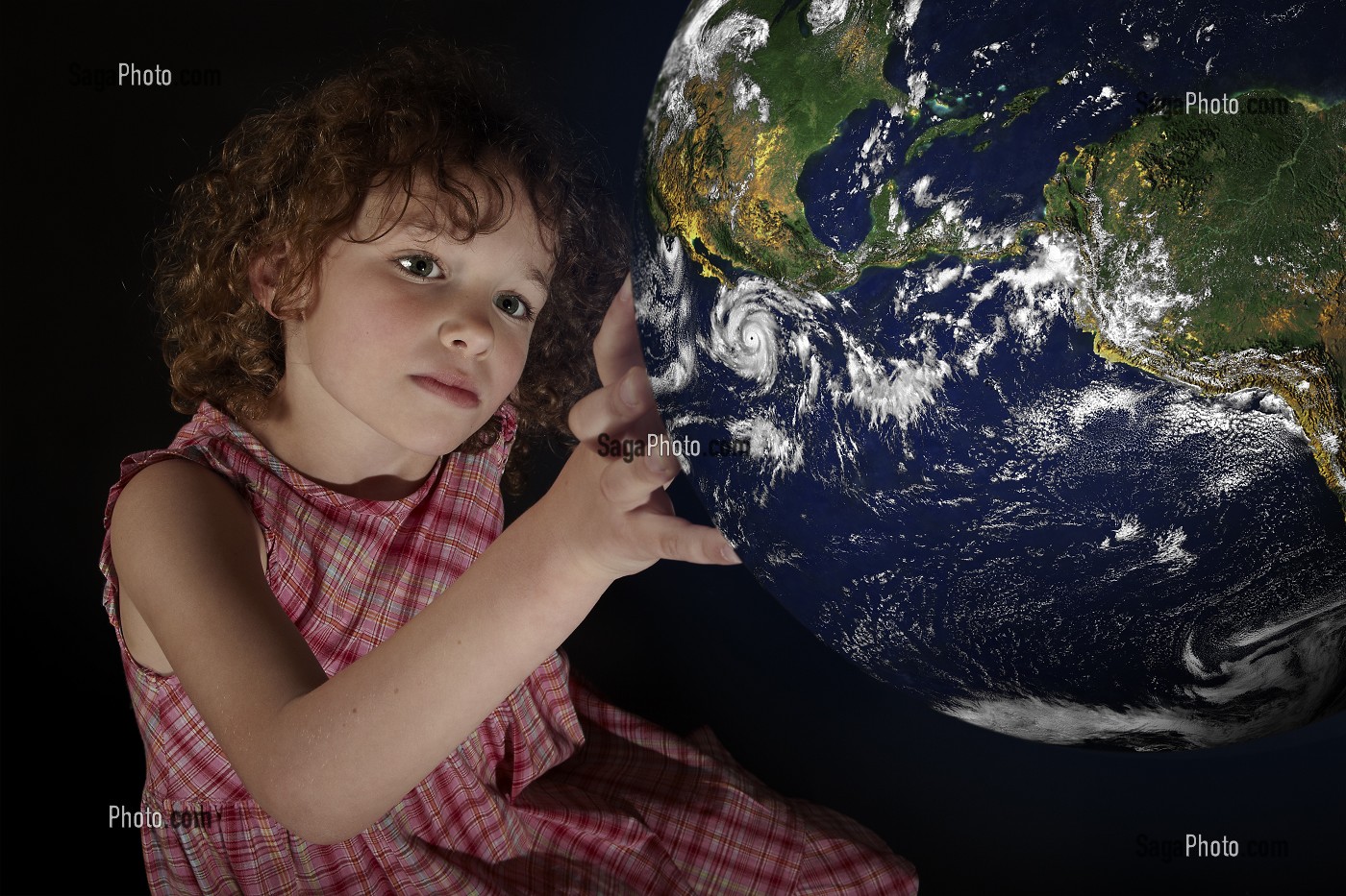 TRANSMISSION, PETITE FILLE CARESSANT LA TERRE AVEC SA MAIN, ILLUSTRATION DE LA PROTECTION ET DE LA BEAUTE DE LA PLANETE, EXPOSITION PHOTOGRAPHIQUE ‘TERRE FRAGILE’ MONTRANT L’IMPACT DE L’HOMME SUR LA PLANETE, FRANCE, MONDE 