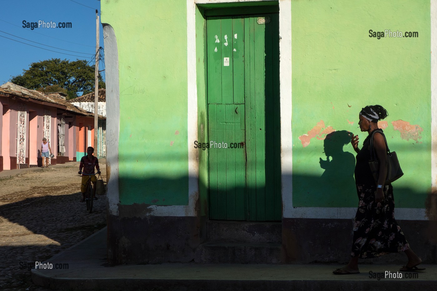 SCENE DE RUE DEVANT LES FACADES COLOREES DES MAISONS, TRINIDAD, CLASSEE AU PATRIMOINE MONDIAL DE L’HUMANITE PAR L’UNESCO, CUBA, CARAIBES 