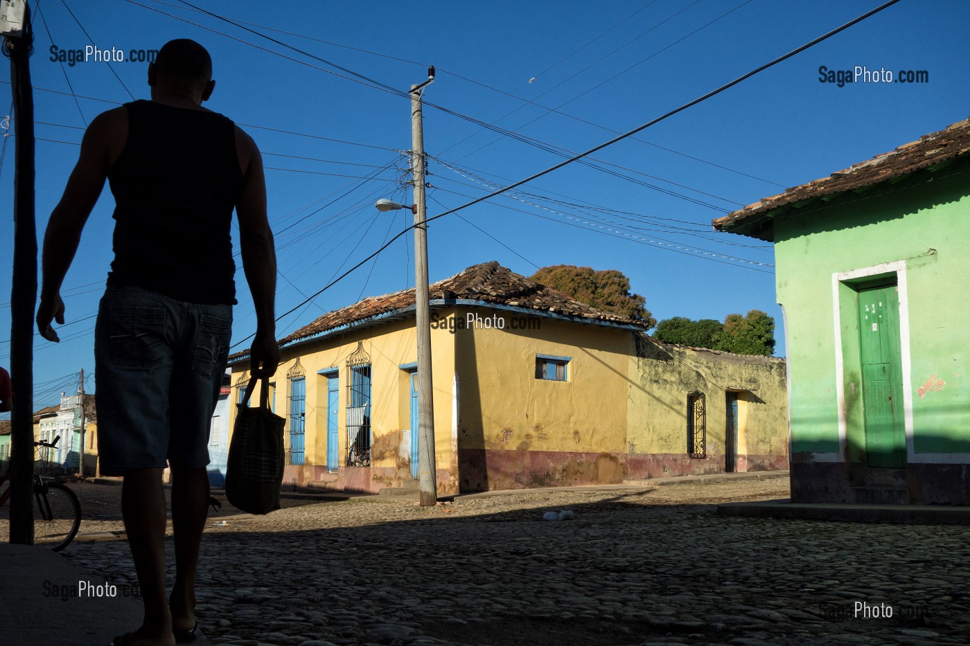 SCENE DE RUE EN CONTRE-JOUR DEVANT LES FACADES COLOREES DES MAISONS, TRINIDAD, CLASSEE AU PATRIMOINE MONDIAL DE L’HUMANITE PAR L’UNESCO, CUBA, CARAIBES 