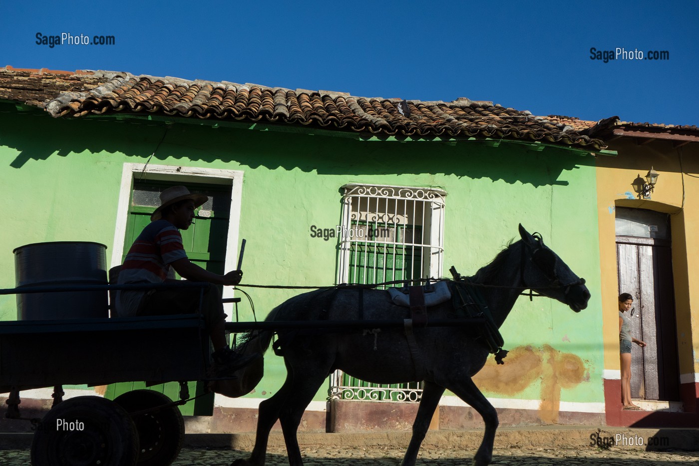 SCENE DE RUE EN CONTRE-JOUR DEVANT LES FACADES COLOREES DES MAISONS, TRINIDAD, CLASSEE AU PATRIMOINE MONDIAL DE L’HUMANITE PAR L’UNESCO, CUBA, CARAIBES 