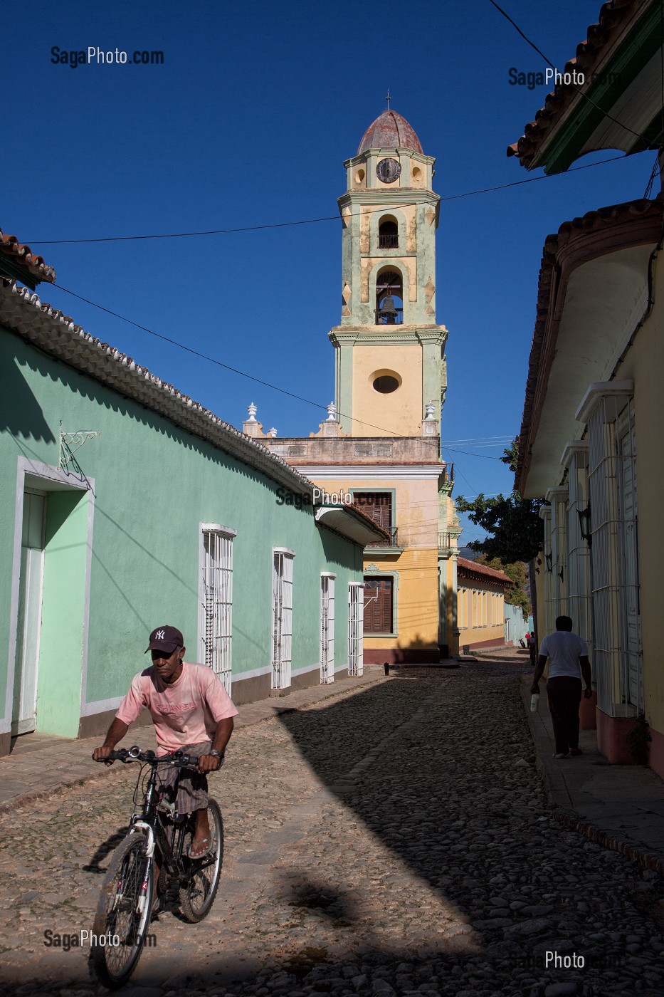 HOMME A VELO, SCENE DE RUE PRES DE L'EGLISE DU CONVENT SAINT-FRANCOIS D'ASSISE, TRINIDAD, CLASSEE AU PATRIMOINE MONDIAL DE L’HUMANITE PAR L’UNESCO, CUBA, CARAIBES 