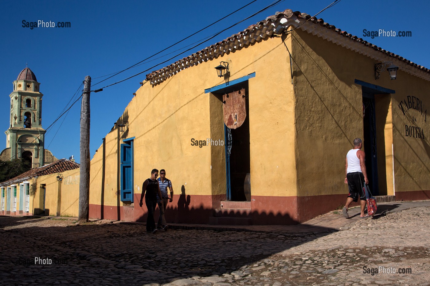 SCENE DE RUE PRES DE L'EGLISE DU CONVENT SAINT-FRANCOIS D'ASSISE, TRINIDAD, CLASSEE AU PATRIMOINE MONDIAL DE L’HUMANITE PAR L’UNESCO, CUBA, CARAIBES 