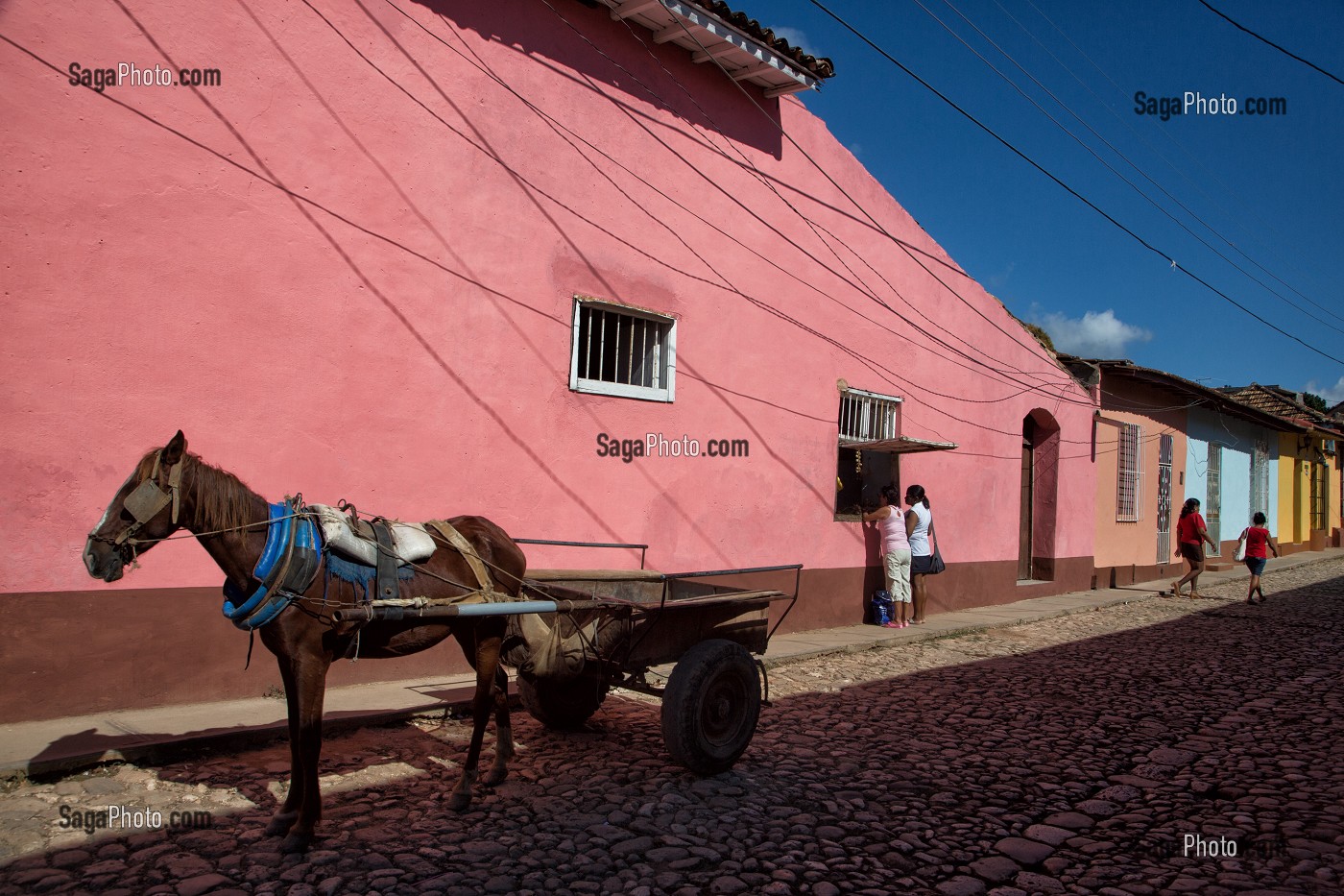 CHEVAL ET SA CHARRETTE DEVANT LES FACADES COLOREES DES MAISONS, TRINIDAD, CLASSEE AU PATRIMOINE MONDIAL DE L’HUMANITE PAR L’UNESCO, CUBA, CARAIBES 