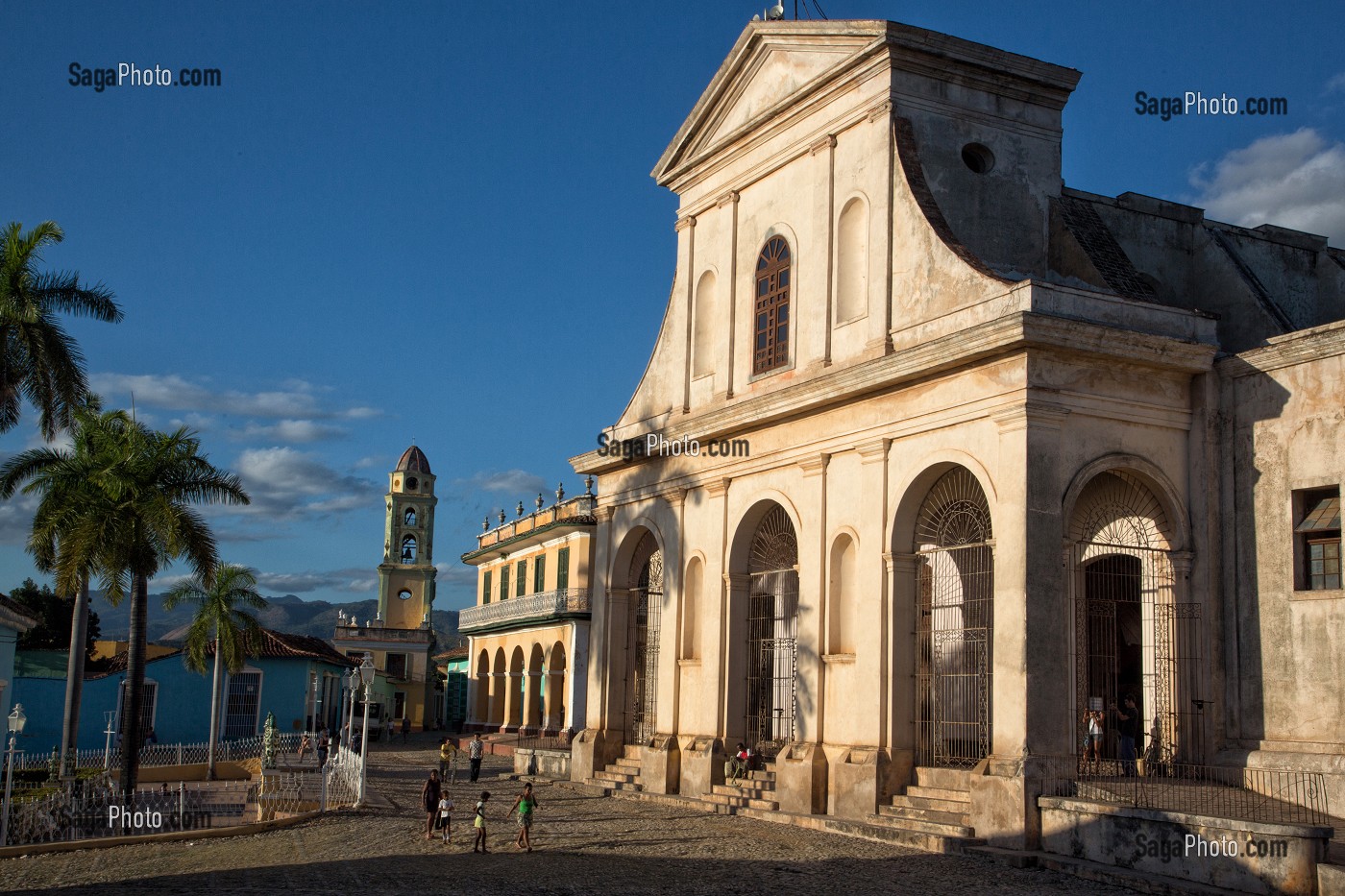 AMBIANCE DE RUE SUR LA PLAZA MAYOR, DEVANT L'EGLISE SANTA ANA, TRINIDAD, CLASSEE AU PATRIMOINE MONDIAL DE L’HUMANITE PAR L’UNESCO, CUBA, CARAIBES 