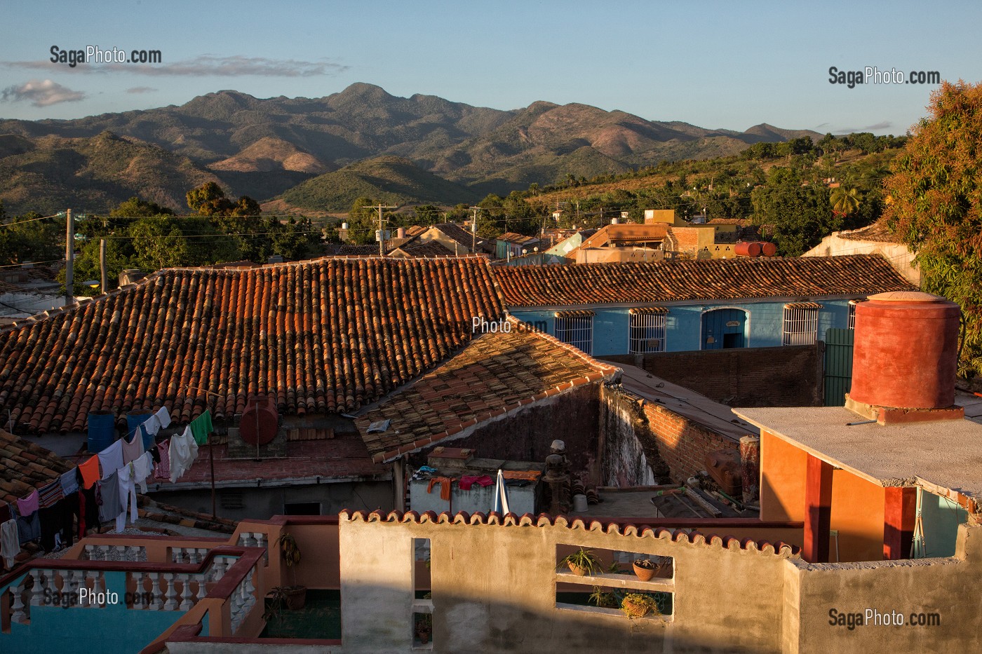 VUE DE LA VALLEE DE LOS INGENIOS (REGION DES ANCIENNES PLANTATIONS DE CANNE A SUCRE), DEPUIS LES TOITS EN TUILES ROUGES DE LA VILLE, TRINIDAD, CLASSEE AU PATRIMOINE MONDIAL DE L’HUMANITE PAR L’UNESCO, CUBA, CARAIBES 
