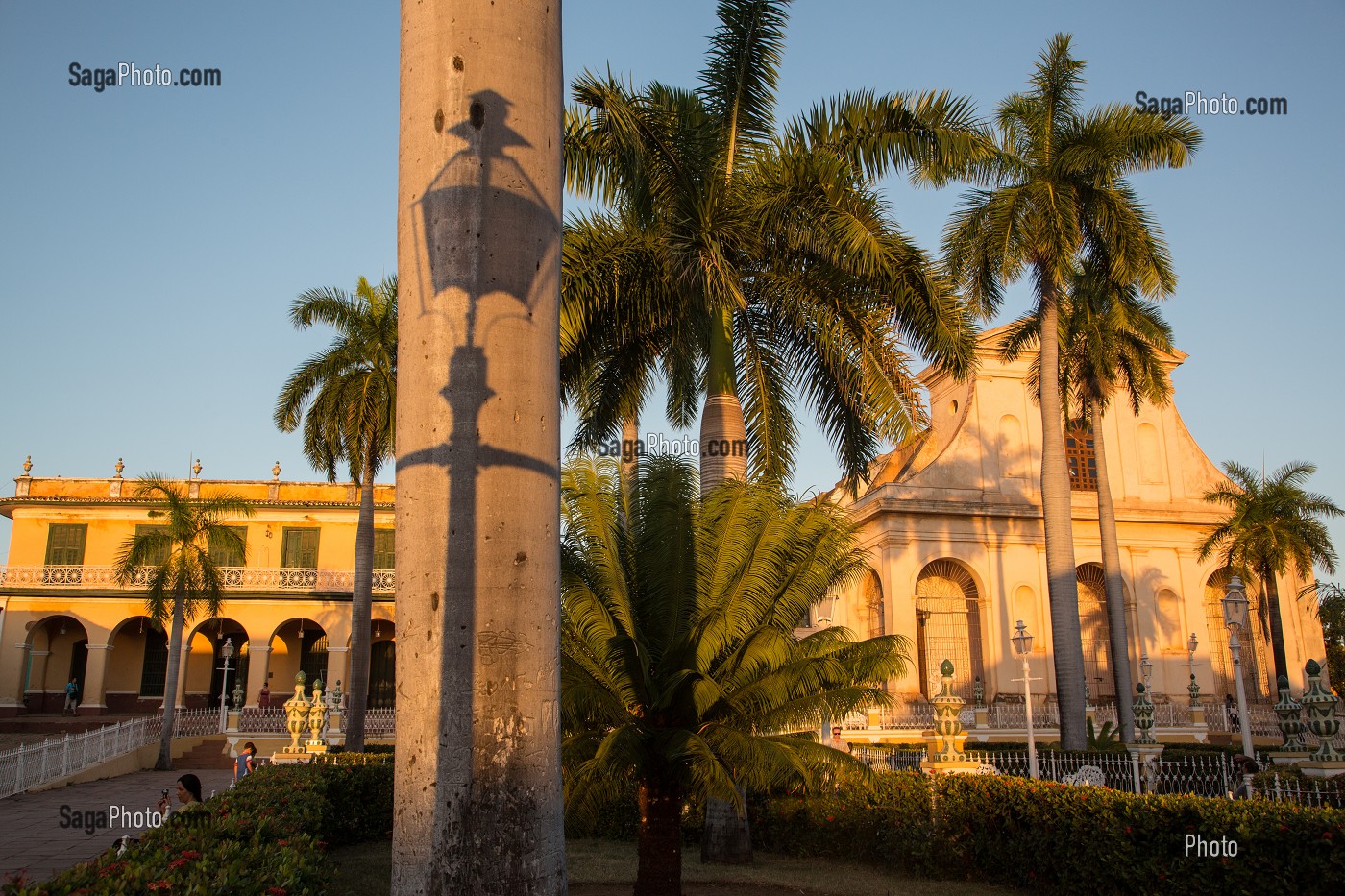 SQUARE AUX PALMIERS, PLAZA MAYOR ET EGLISE SANTA ANA AU COUCHER DU SOLEIL, TRINIDAD, CLASSEE AU PATRIMOINE MONDIAL DE L’HUMANITE PAR L’UNESCO, CUBA, CARAIBES 