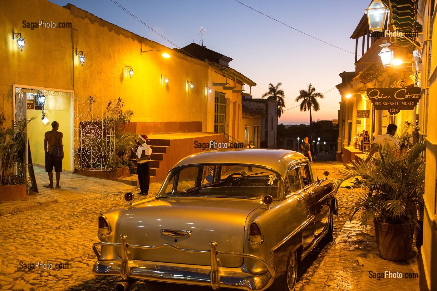 VIEILLE VOITURE AMERICAINE ET RESTAURANTS, LA NUIT, CALLE SIMON BOLIVAR, TRINIDAD, CLASSEE AU PATRIMOINE MONDIAL DE L’HUMANITE PAR L’UNESCO, CUBA, CARAIBES 