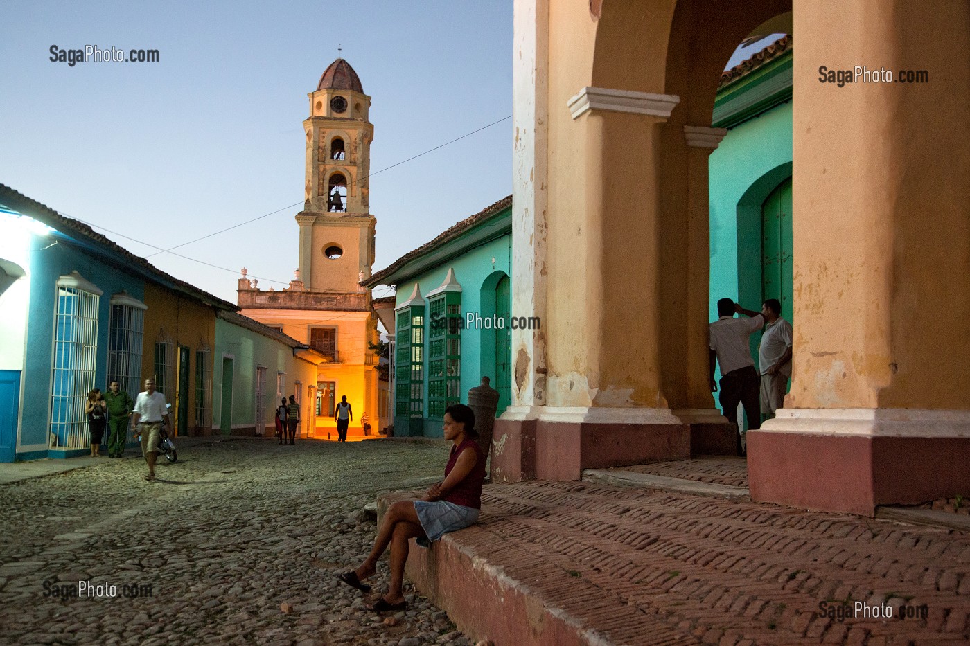 SCENE DE RUE PRES DE L'EGLISE DE L'ANCIEN CONVENT SAINT-FRANCOIS D'ASSISE, A LA TOMBEE DE LA NUIT, TRINIDAD, CLASSEE AU PATRIMOINE MONDIAL DE L’HUMANITE PAR L’UNESCO, CUBA, CARAIBES 