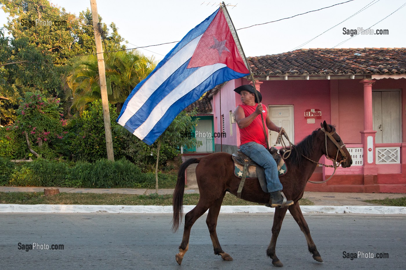 CAVALIER SUR SON CHEVAL PORTANT LE DRAPEAU CUBAIN, VALLEE DE VINALES, CLASSEE AU PATRIMOINE MONDIAL DE L’HUMANITE PAR L’UNESCO, CUBA, CARAIBES 
