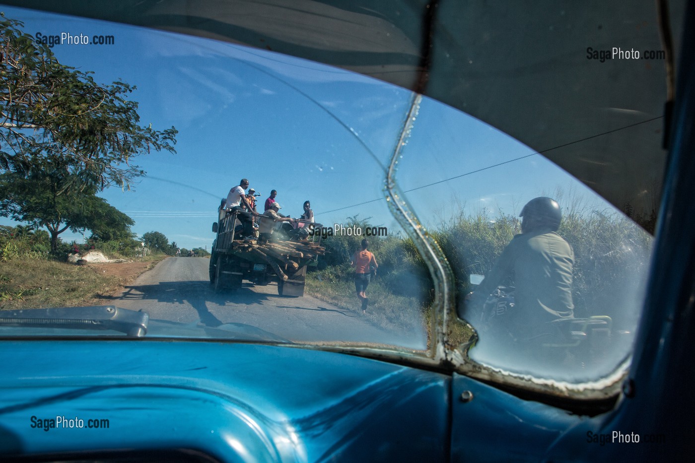 INTERIEUR DE TAXI, VIEILLE VOITURE AMERICAINE, SUR UNE PETITE ROUTE DE CAMPAGNE, VALLEE DE VINALES, CLASSEE AU PATRIMOINE MONDIAL DE L’HUMANITE PAR L’UNESCO, CUBA, CARAIBES 