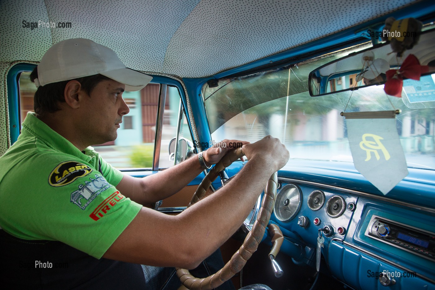 CHAUFFEUR DE TAXI AU VOLANT DE SA VIEILLE VOITURE AMERICAINE, VALLEE DE VINALES, CLASSEE AU PATRIMOINE MONDIAL DE L’HUMANITE PAR L’UNESCO, CUBA, CARAIBES 