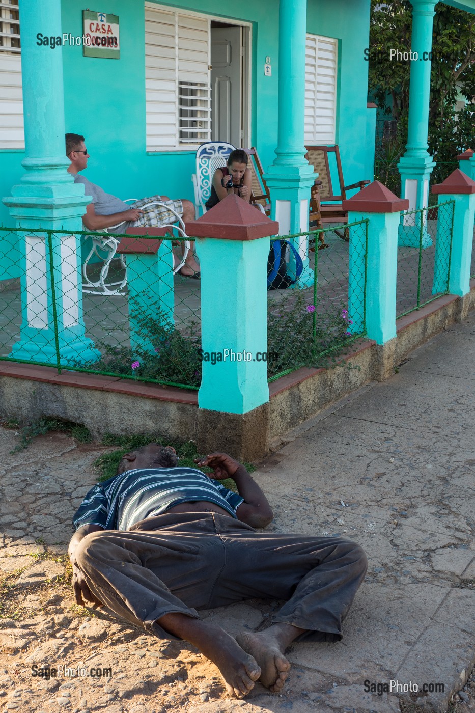 HOMME IVRE MORT ALLONGE PAR TERRE DEVANT UNE CASA PARTICULAR (ALCOOLISME ET RHUM), VALLEE DE VINALES, CLASSEE AU PATRIMOINE MONDIAL DE L’HUMANITE PAR L’UNESCO, CUBA, CARAIBES 