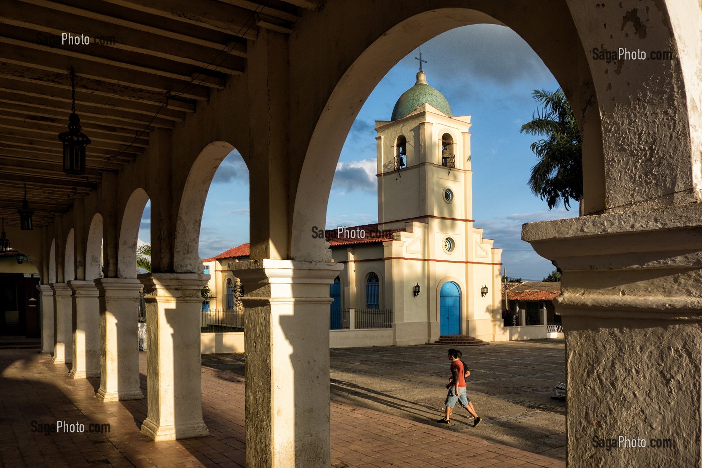 EGLISE DE VINALES VUE A TRAVERS LES ARCADES DE LA MAIRIE, VALLEE DE VINALES, CLASSEE AU PATRIMOINE MONDIAL DE L’HUMANITE PAR L’UNESCO, CUBA, CARAIBES 